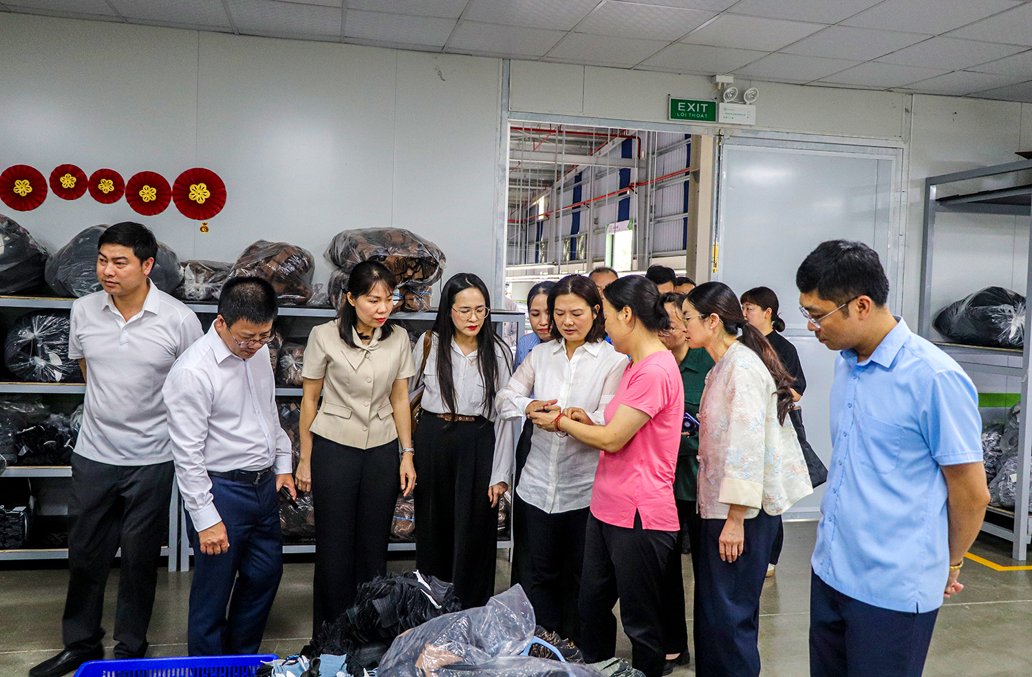 Đoàn đại biểu Chính quyền nhân dân châu Văn Sơn tham quan Cụm Công nghiệp Thắng Quân, xã Yên Sơn