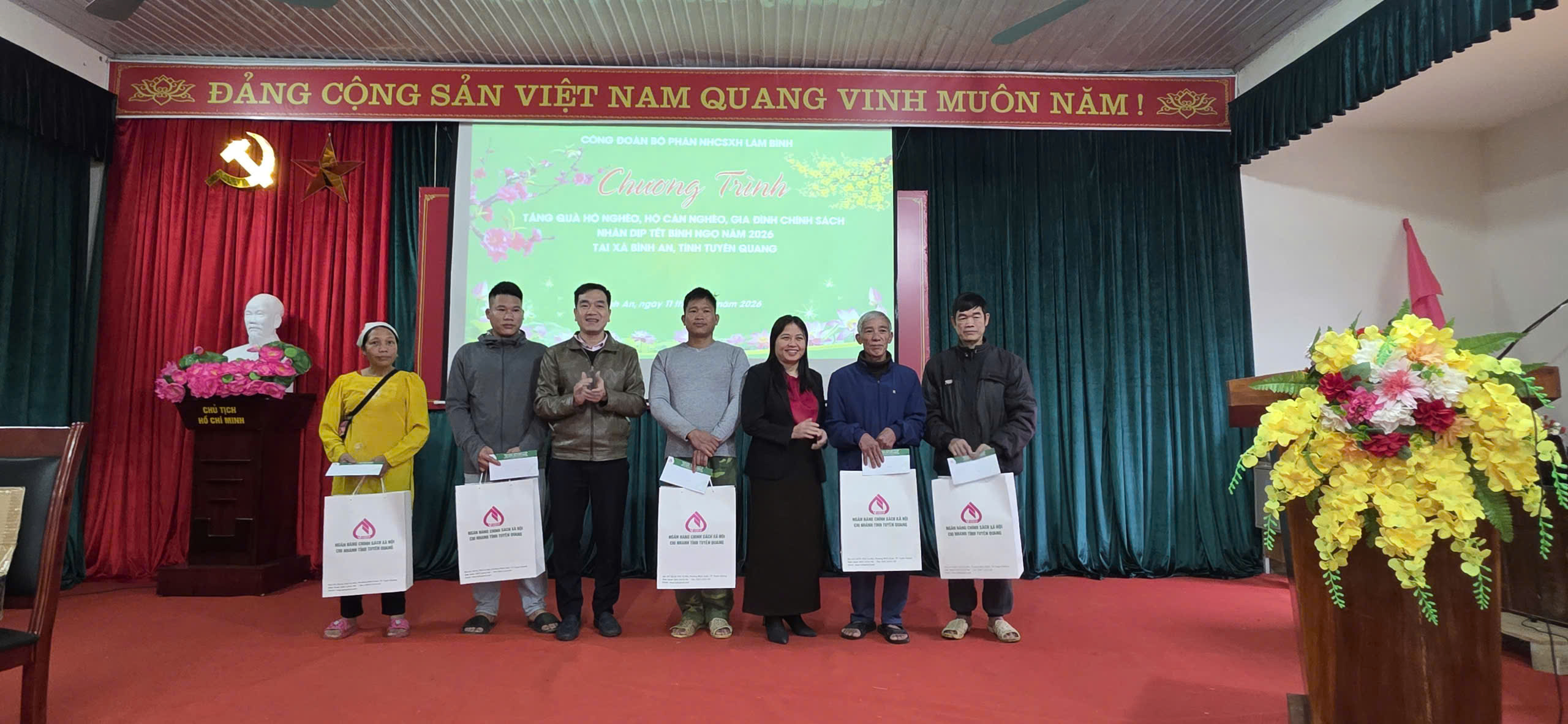 Ngân hàng Chính sách xã hội Lâm Bình trao quà Tết cho hộ nghèo xã Bình An