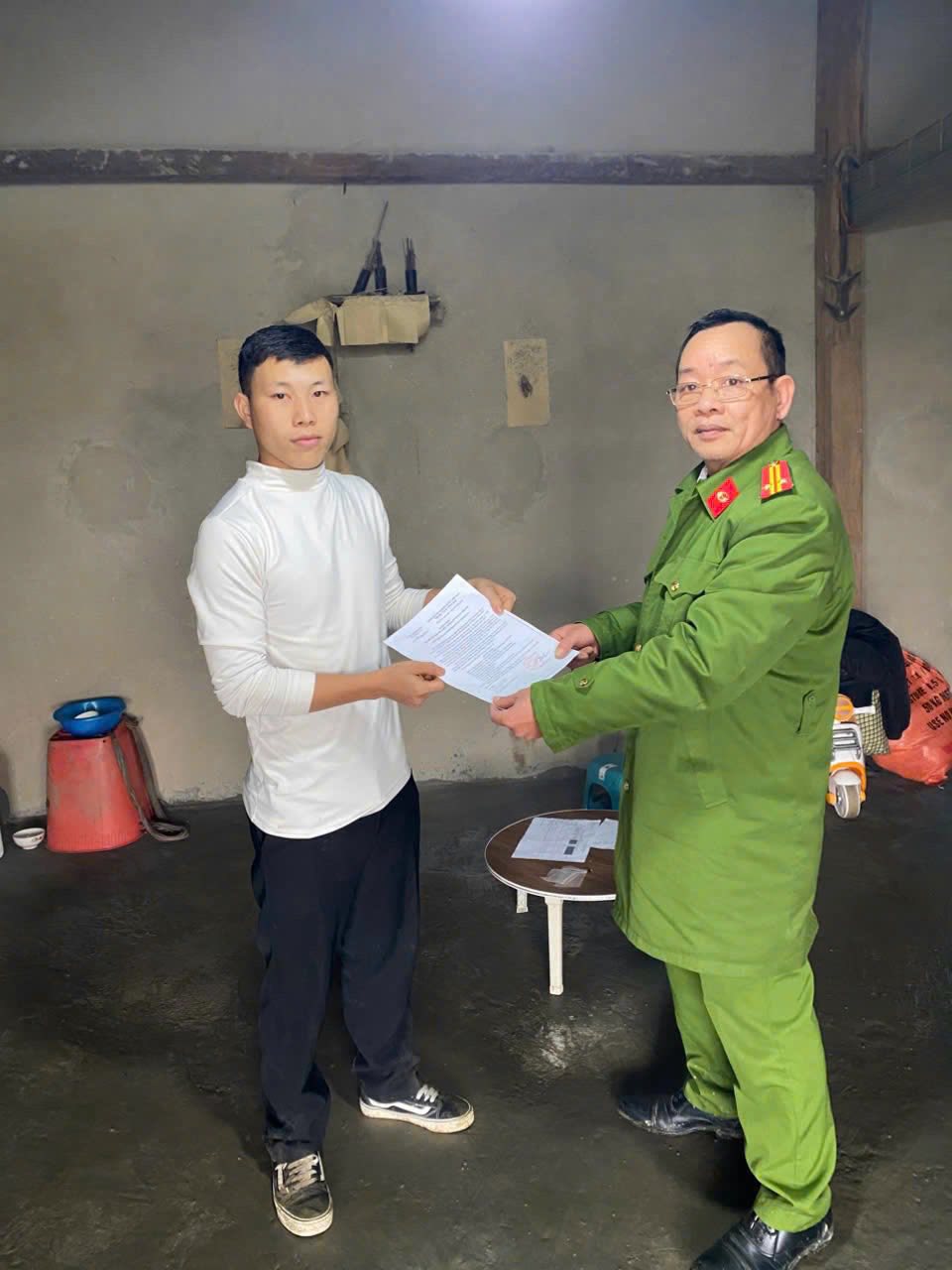 Công an xã Tùng Vài giao quyết định gọi 04 công dân nhập ngũ năm 2026. 