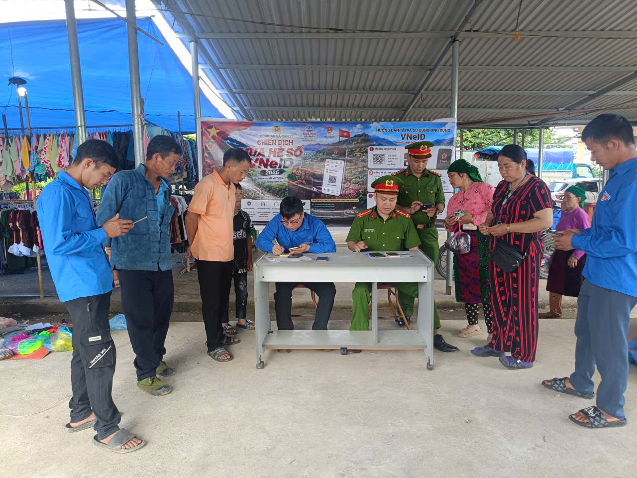 ĐOÀN THANH NIÊN XÃ CÁN TỶ PHỐI HỢP VỚI CÔNG AN XÃ HƯỚNG DẪN NGƯỜI DÂN SỬ DỤNG ỨNG DỤNG VNEID TẠI CHỢ BÁT ĐẠI SƠN