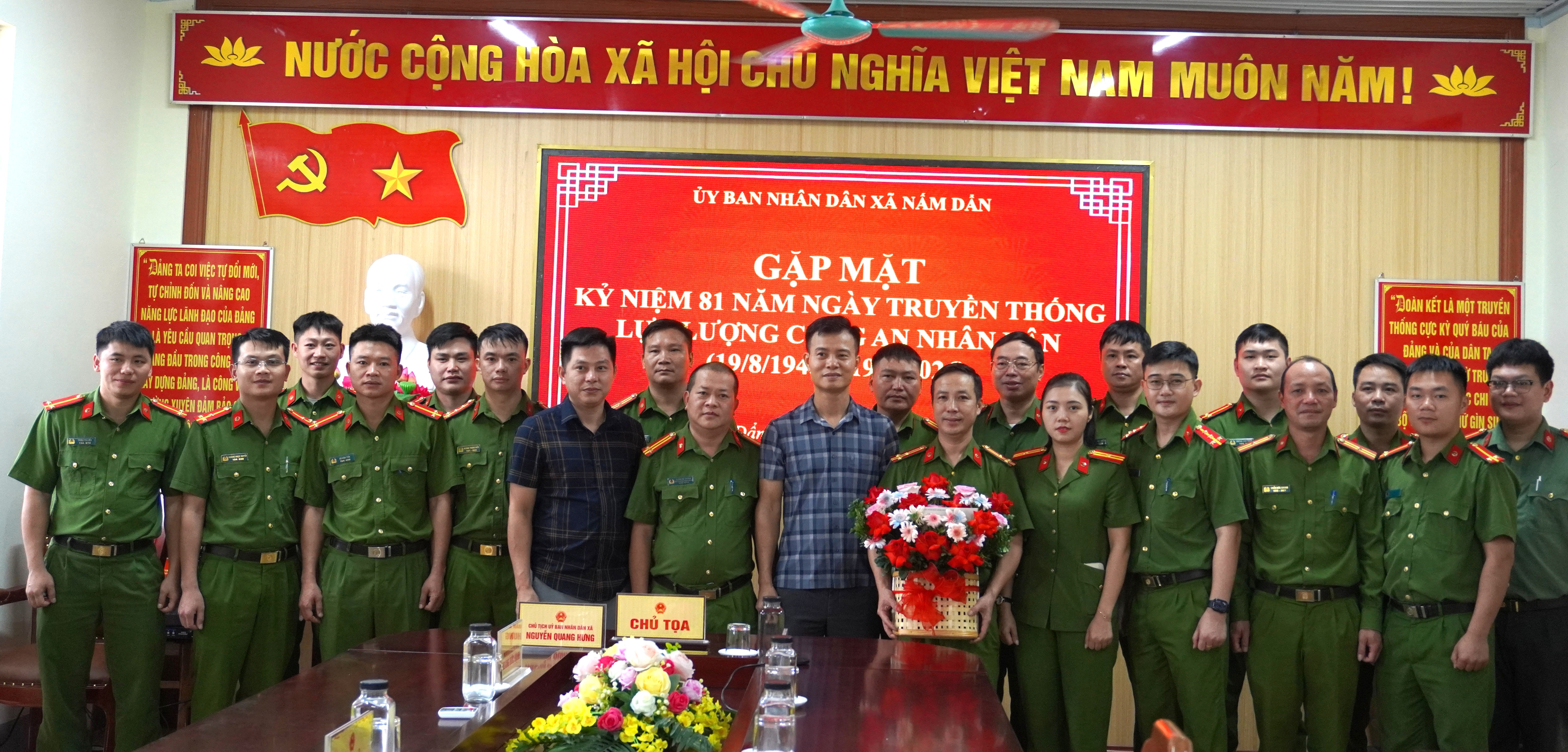 CHỦ TỊCH UBND XÃ NẤM DẨN GẶP MẶT, CHÚC MỪNG NHÂN KỶ NIỆM 81 NĂM NGÀY TRUYỀN THỐNG LỰC LƯỢNG CÔNG AN NHÂN DÂN VÀ 21 NĂM NGÀY HỘI TOÀN DÂN BẢO VỆ AN NINH TỔ QUỐC