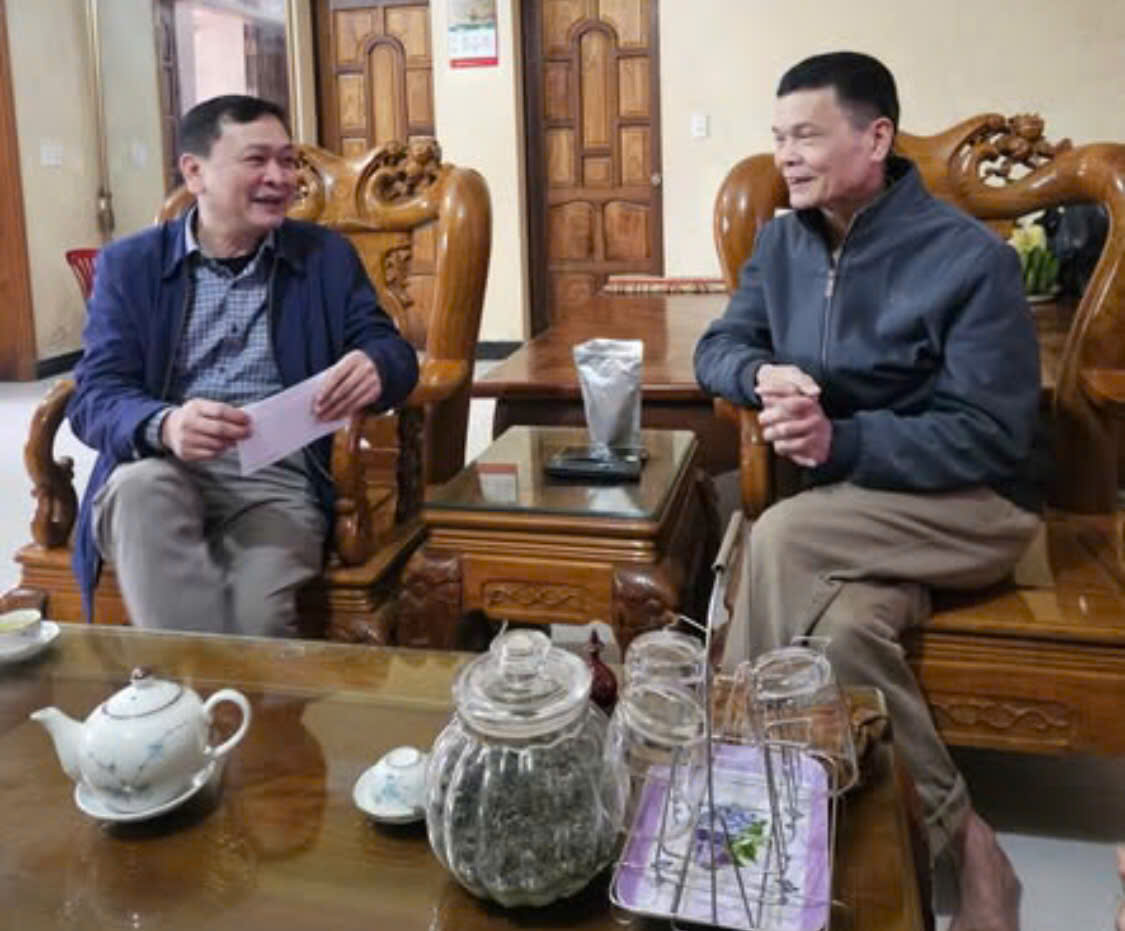 ĐỒNG CHÍ PHAN DANH HIỂN- PHÓ BÍ THƯ THƯỜNG TRỰC ĐẢNG UỶ PHƯỜNG THĂM, CHÚC TẾT CÁC ĐỒNG CHÍ NGUYÊN LÃNH ĐẠO QUA CÁC THỜI KỲ