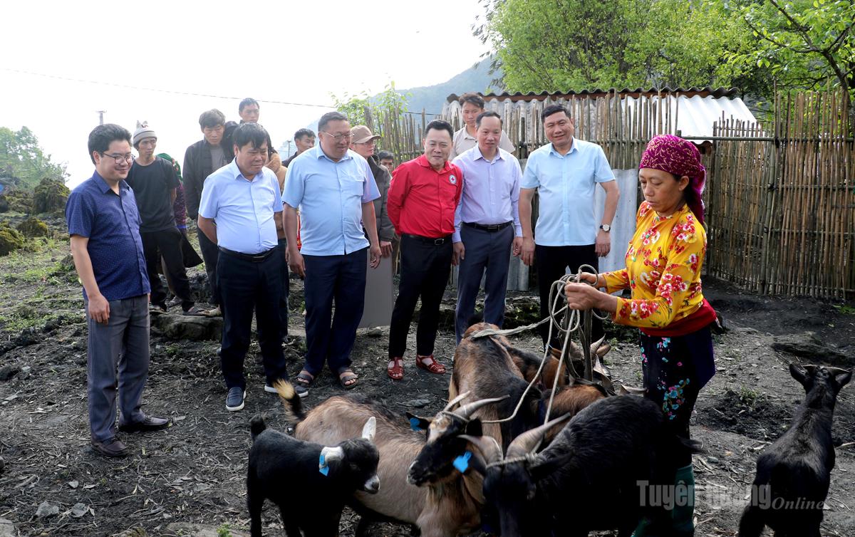 Trưởng ban Nội chính Tỉnh ủy Phùng Tiến Quân trao hỗ trợ cho hộ nghèo tại thôn Lùng Hẩu, xã Lùng Tám