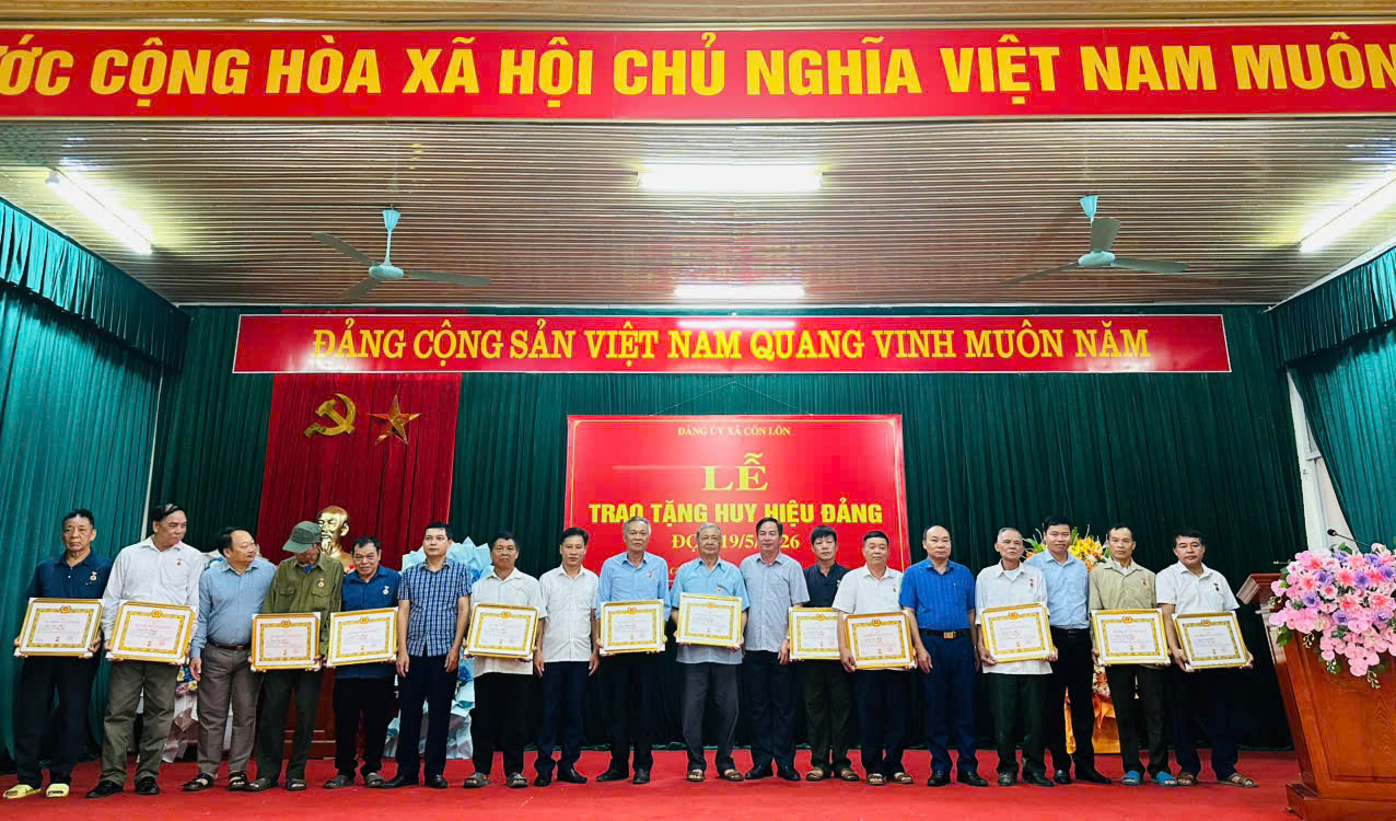 ĐẢNG ỦY XÃ CÔN LÔN LONG TRỌNG TỔ CHỨC LỄ TRAO TẶNG HUY HIỆU ĐẢNG ĐỢT 19/5/2026