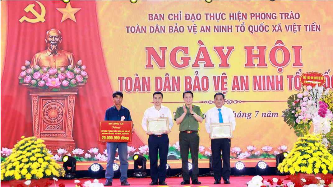 PHẤN ĐẤU XÂY DỰNG XÃ VIỆT TIẾN THẬT SỰ VĂN MINH, HẠNH PHÚC
