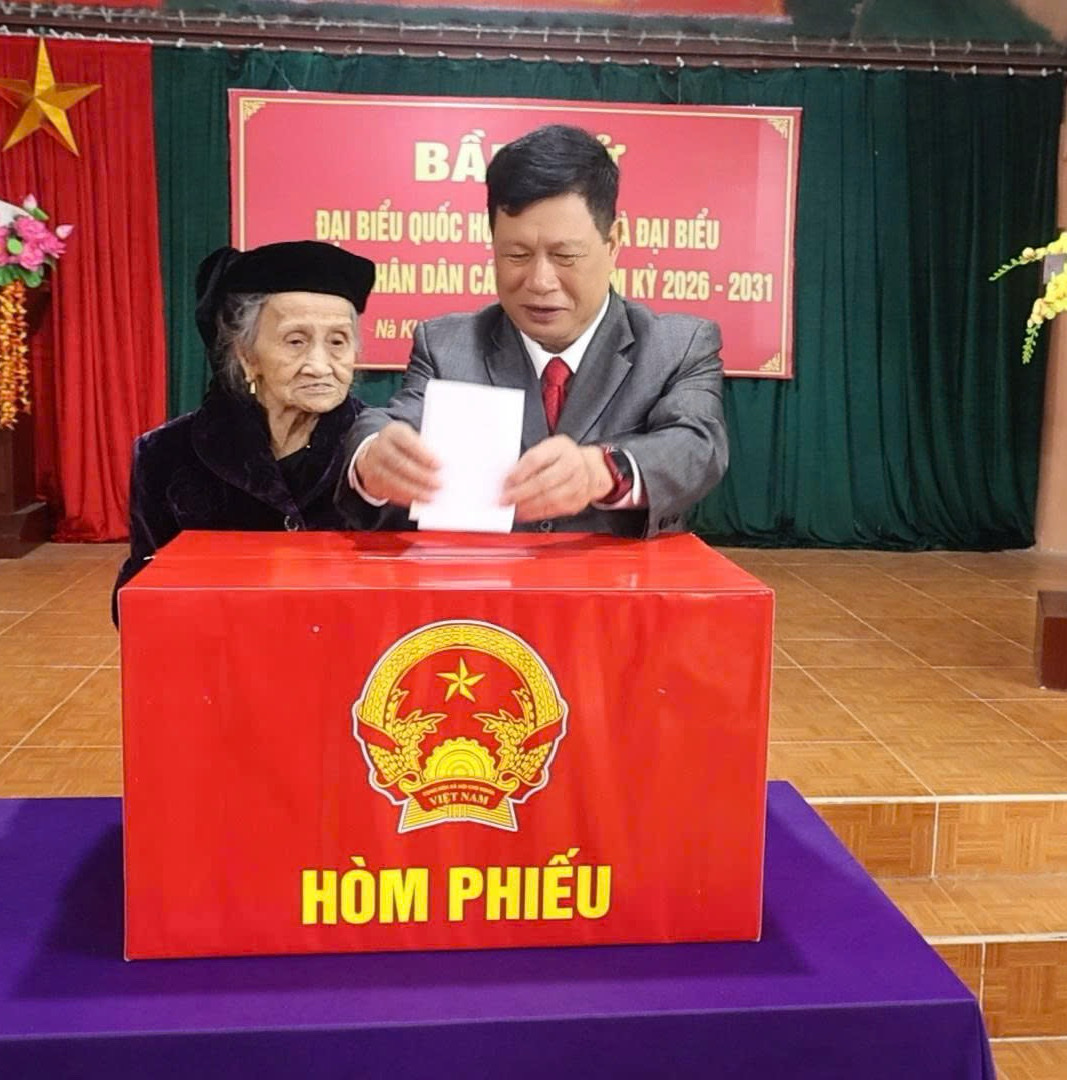 Đồng chí Nguyễn Sáng Vang, nguyên Ủy viên Ban Chấp hành Trung ương Đảng, nguyên Phó Chủ nhiệm Ủy ban Kiểm tra Trung ương, nguyên Bí thư Tỉnh ủy Tuyên Quang dự khai mạc bầu cử tại khu vực bỏ phiếu số 11 Nà Khà