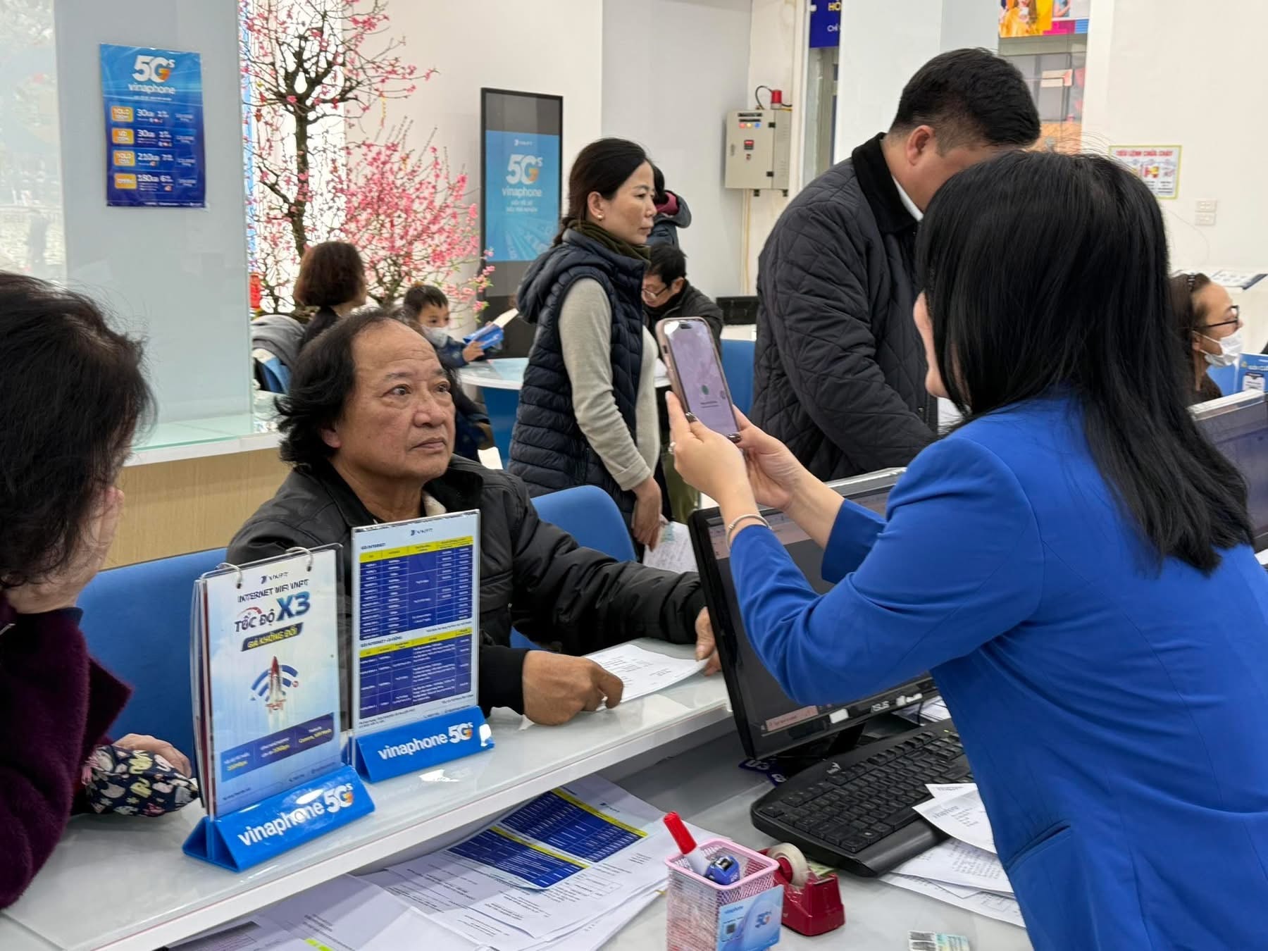 Người dùng di động tự xác thực SIM chính chủ trên VNeID