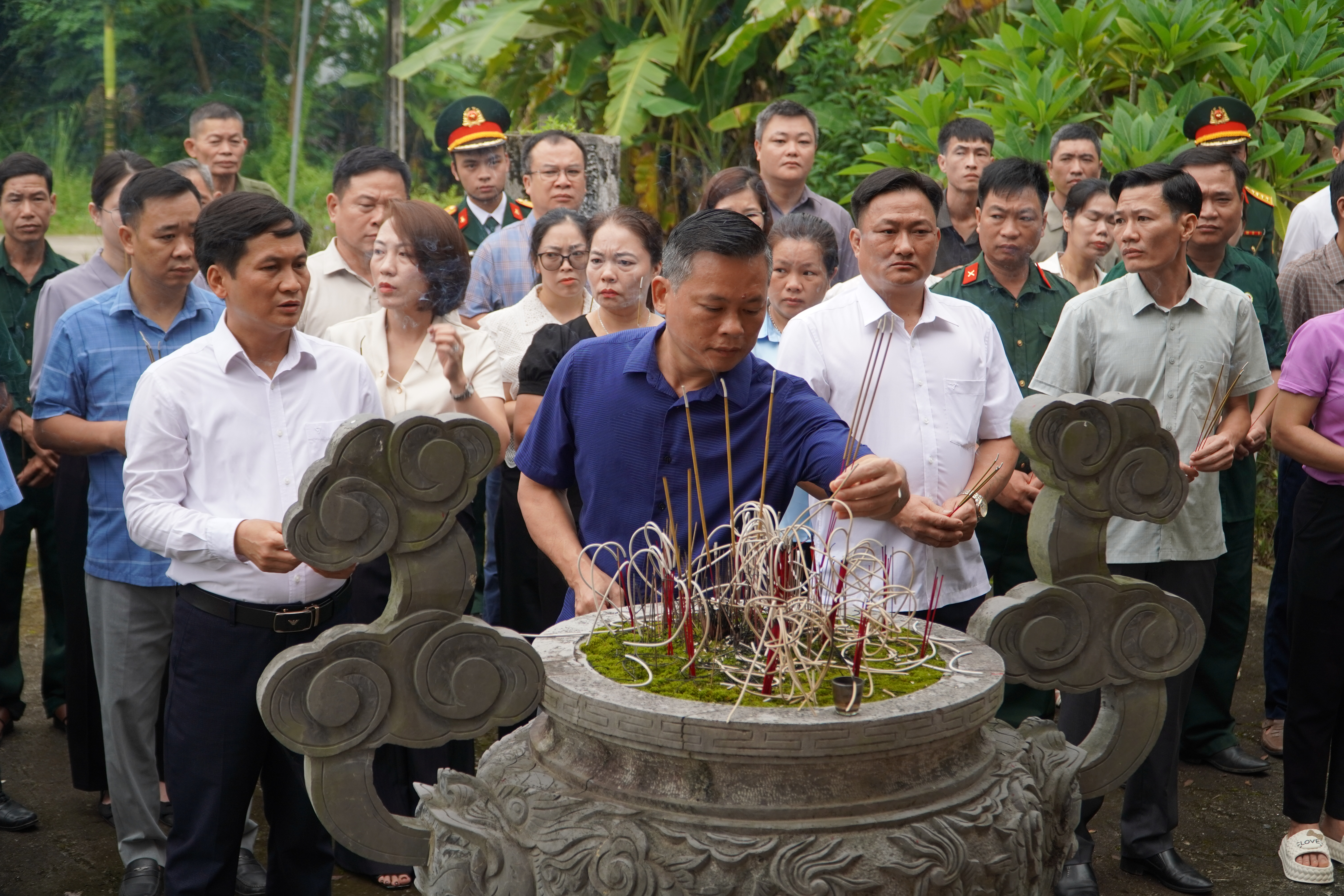 Xã Tùng Bá tổ chức Lễ dâng hương, dâng hoa tưởng niệm các Anh hùng liệt sĩ nhân kỷ niệm 79 năm Ngày Thương binh - Liệt sĩ (27/7/1947 - 27/7/2026)