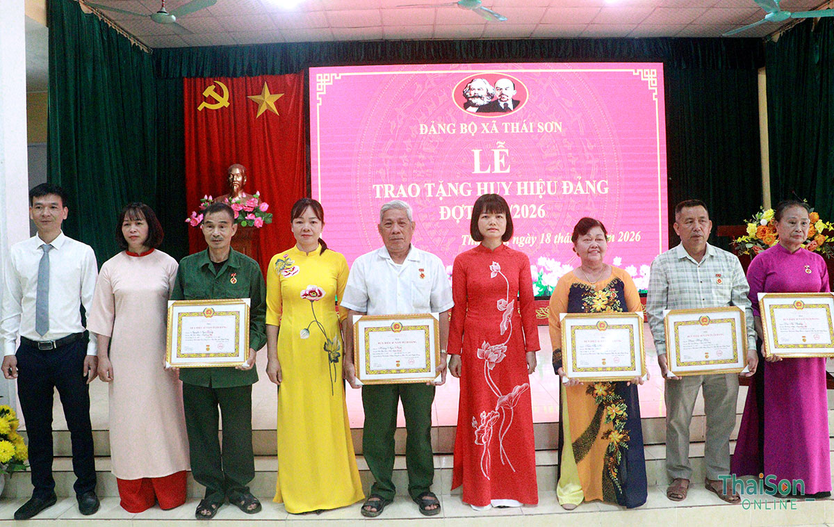 Xã Thái Sơn tổ chức Lễ trao tặng Huy hiệu Đảng đợt 19/5/2026