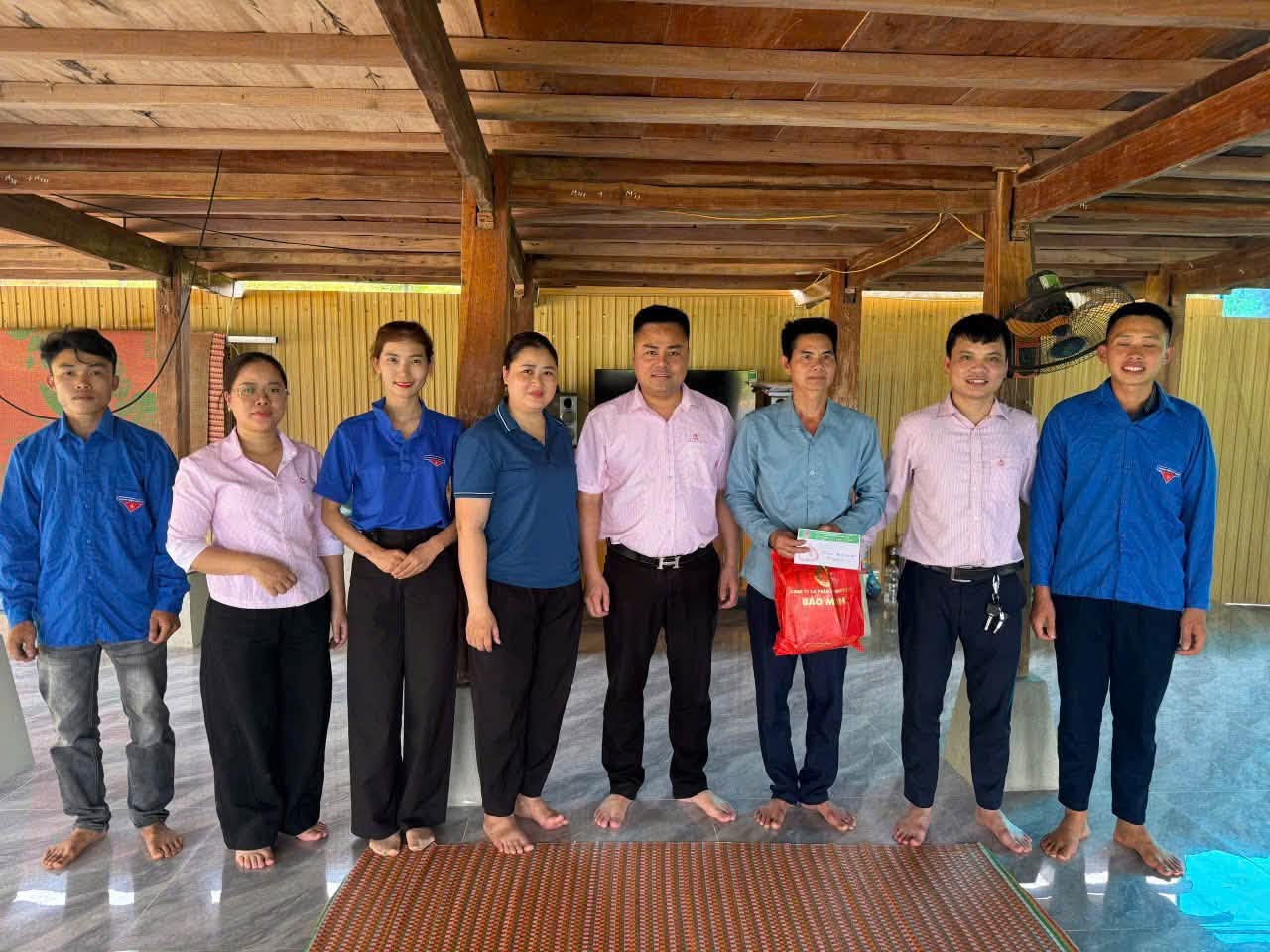 CÔNG ĐOÀN PHÒNG GIAO DỊCH NGÂN HÀNG CHÍNH SÁCH XÃ HỘI YÊN MINH THĂM HỎI, TRI ÂN GIA ĐÌNH THƯƠNG BINH, THÂN NHÂN LIỆT SĨ NHÂN KỶ NIỆM 79 NĂM NGÀY THƯƠNG BINH - LIỆT SĨ (27/7/1947 - 27/7/2026)