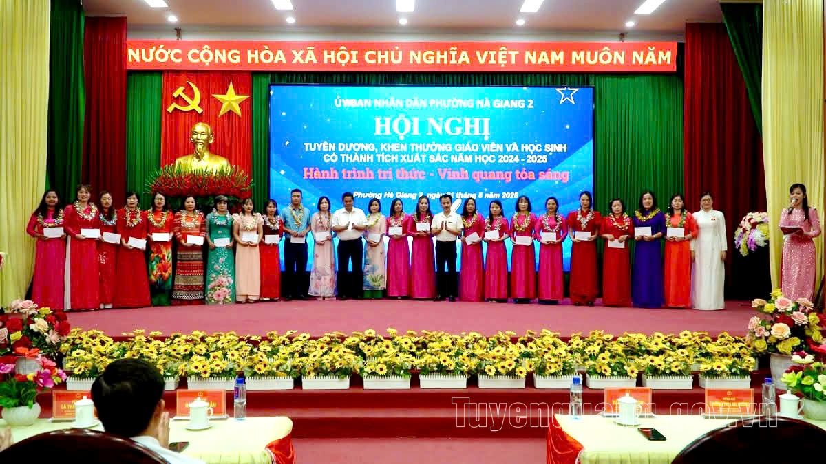 Phường Hà Giang 2 tuyên dương, khen thưởng giáo viên và học sinh xuất sắc năm học 2024 – 2025 