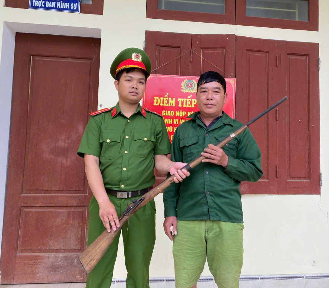 TOÀN DÂN THỰC HIỆN CUỘC VẬN ĐỘNG GIAO NỘP, THU HỒI VŨ KHÍ, VẬT LIỆU NỔ, CÔNG CỤ HỖ TRỢ VÀ PHÁO