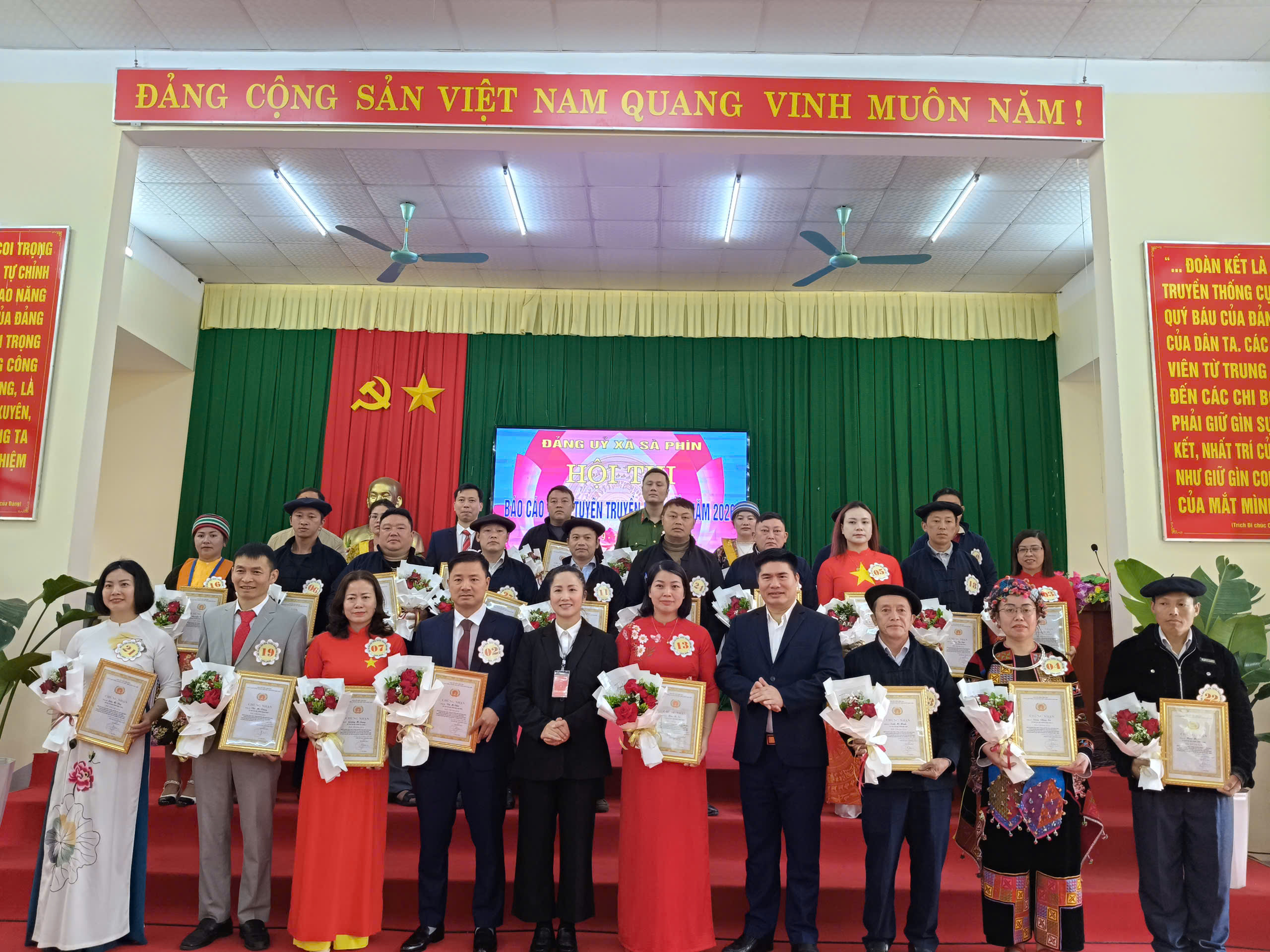 ảnh tặng hoa net.jpg