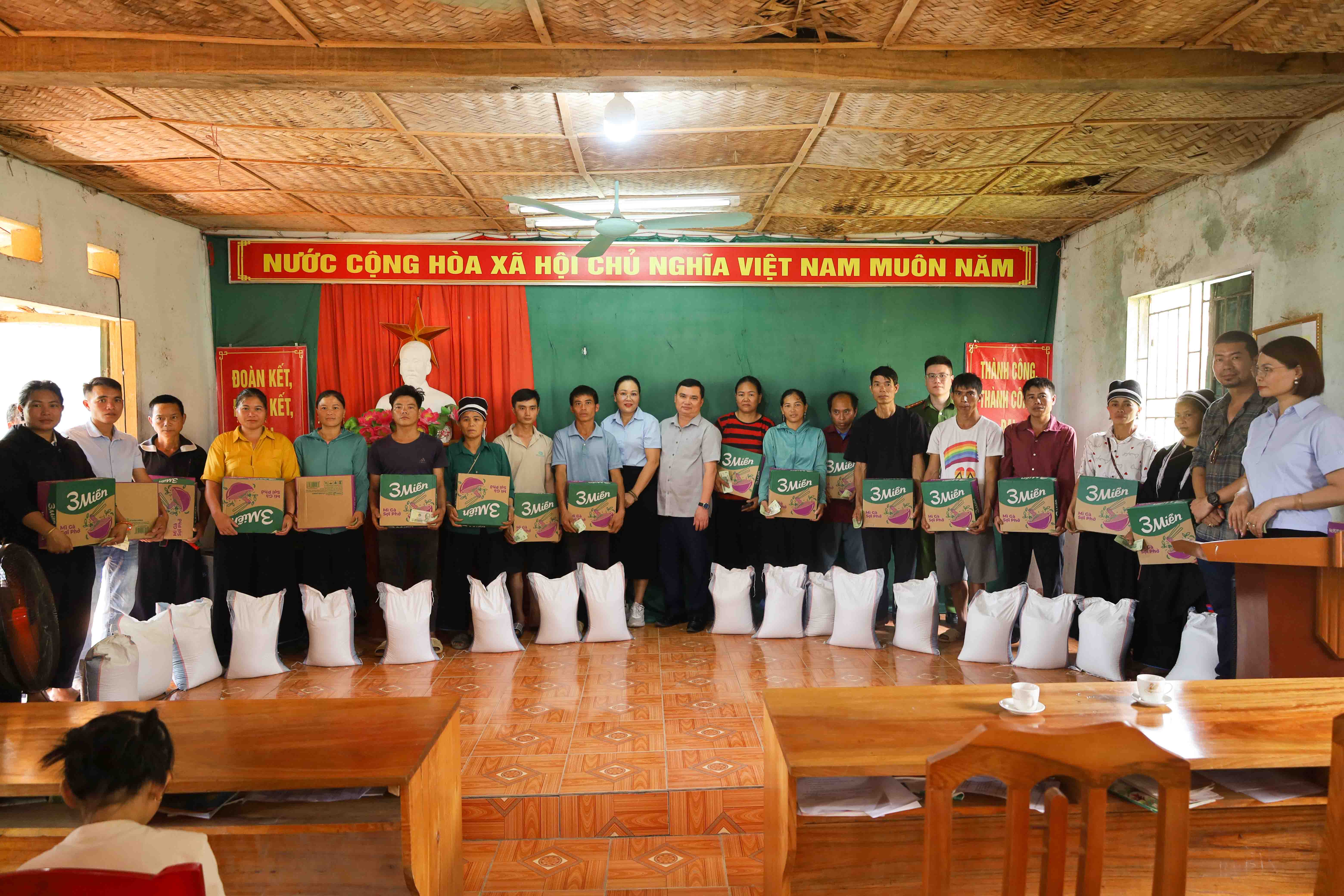 Nhóm Thiện nguyện đến từ Hà Nội trao, tặng quà tại xã Hoàng Su Phì