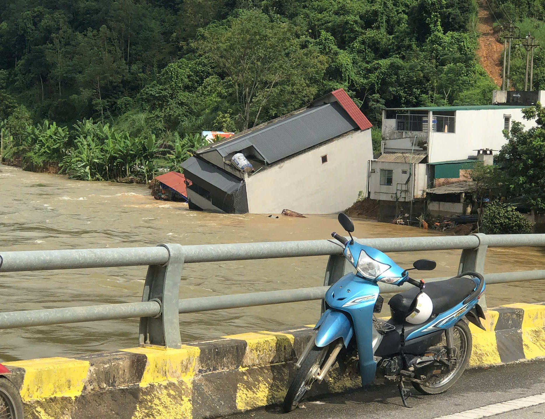 Mưa lớn và xả lũ thủy điện, khiến nhiều ngôi nhà ven sông Gâm có nguy cơ sập đổ