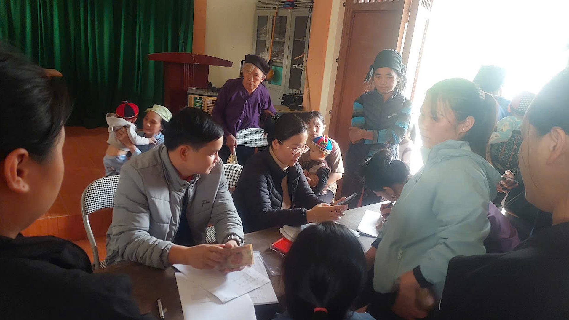 Xã Yên Hoa chi trả  499 suất quà cho người có công với cách mạng, bảo trợ xã hội, hưu trí xã hội và các đối tượng yếu thế