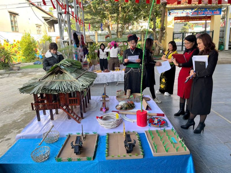 Trường Mầm non Hùng An tổ chức trưng bày, giới thiệu bản sắc văn hóa truyền thống các dân tộc Việt Nam