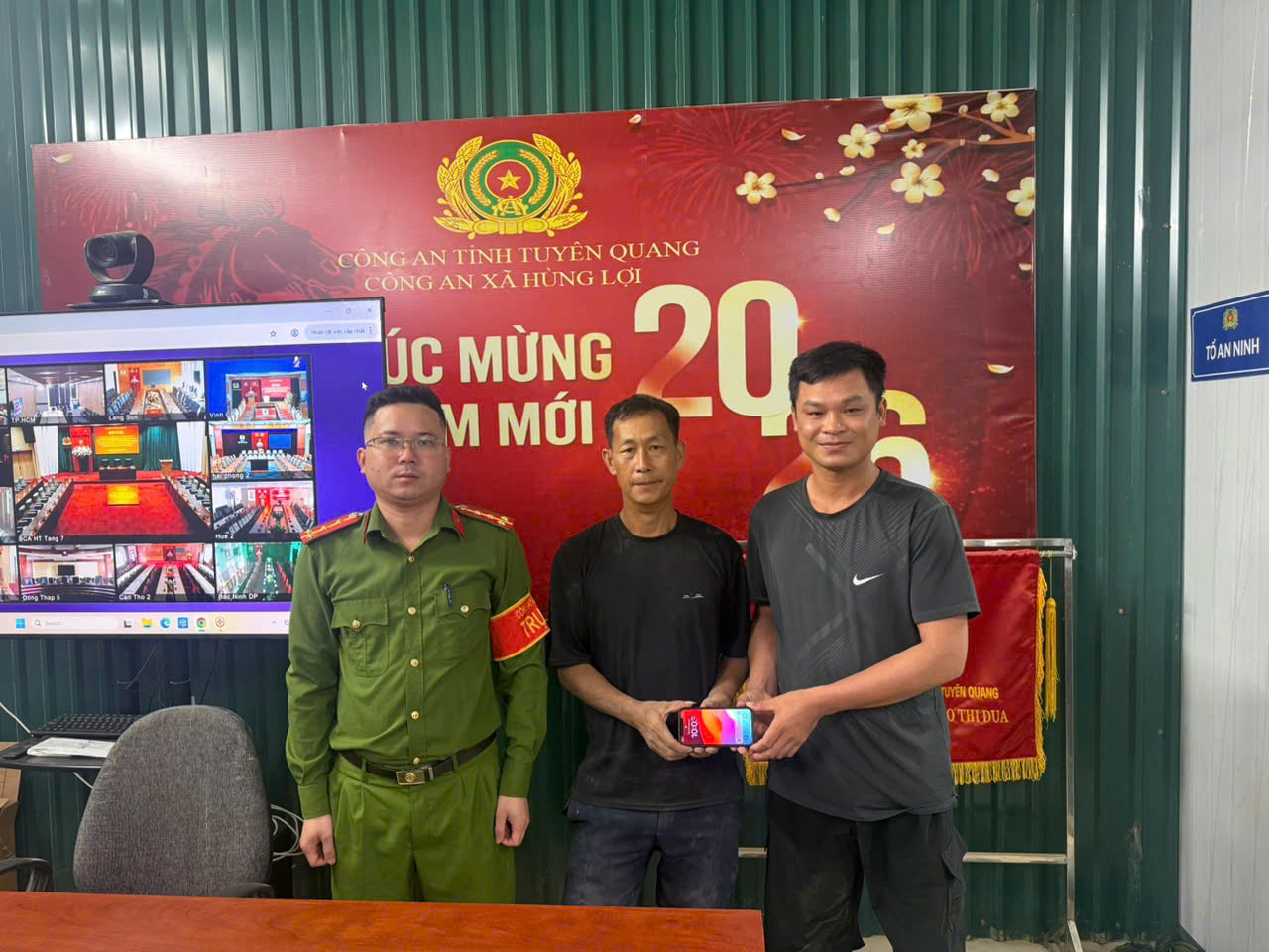 CÔNG DÂN NHẶT ĐƯỢC ĐIỆN THOẠI NHỜ CÔNG AN XÃ TÌM TRẢ LẠI NGƯỜI ĐÁNH RƠI