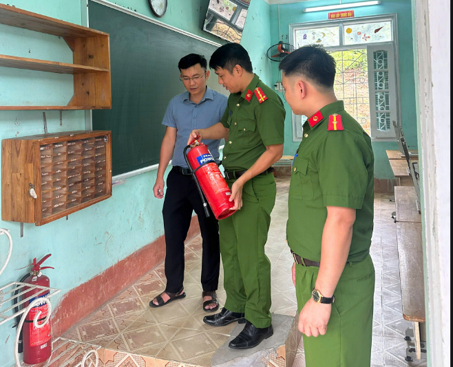 CÔNG AN XÃ CHIÊM HÓA TĂNG CƯỜNG KIỂM TRA CÔNG TÁC PHÒNG CHÁY, CHỮA CHÁY, BẢO ĐẢM AN TOÀN KỲ THI TỐT NGHIỆP THPT NĂM 2026