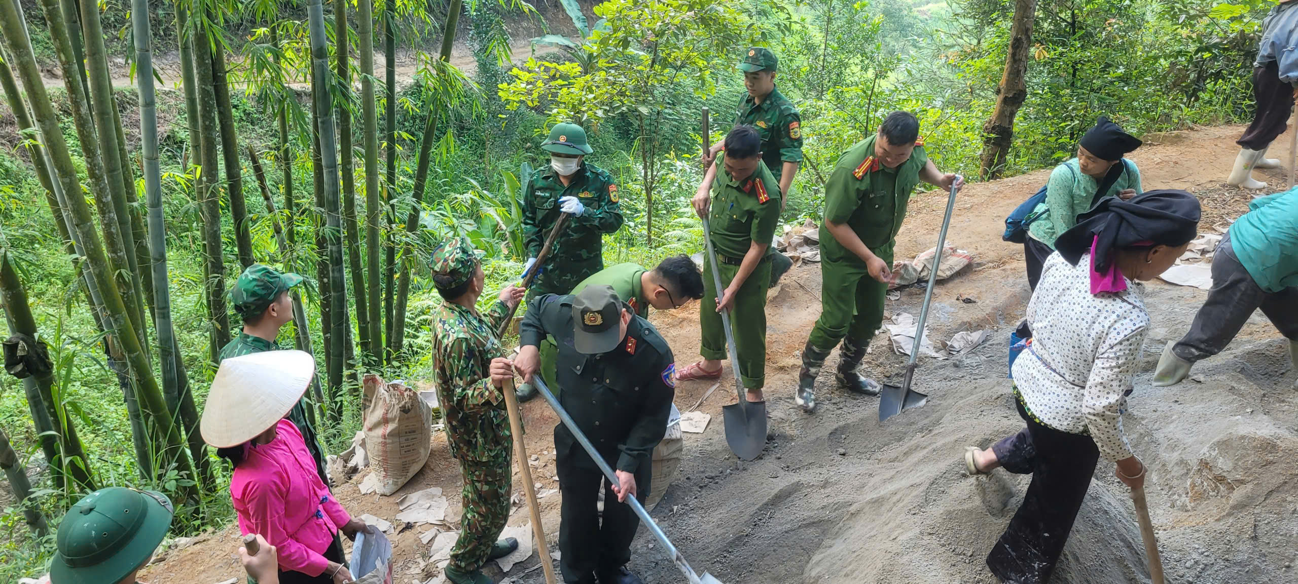 CÔNG AN XÃ BẢN MÁY VÀ ĐỒN BIÊN PHÒNG BẢN MÁY CÙNG NHÂN DÂN XÂY DỰNG TUYẾN ĐƯỜNG KẾT NỐI BẢN PẮNG VỚI CỤM TỨ