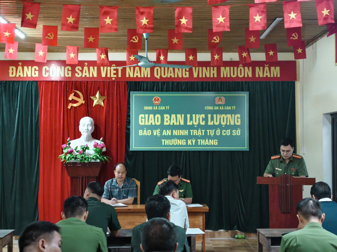 UBND XÃ CÁN TỶ VÀ CÔNG AN XÃ TỔ CHỨC HỘI NGHỊ GIAO BAN LỰC LƯỢNG THAM GIA BẢO VỆ AN NINH, TRẬT TỰ Ở CƠ SỞ VÀ TRIỂN KHAI ĐỢT CAO ĐIỂM TUYÊN TRUYỀN, VẬN ĐỘNG GIAO NỘP VŨ KHÍ, VẬT LIỆU NỔ, CÔNG CỤ HỖ TRỢ VÀ PHÁO