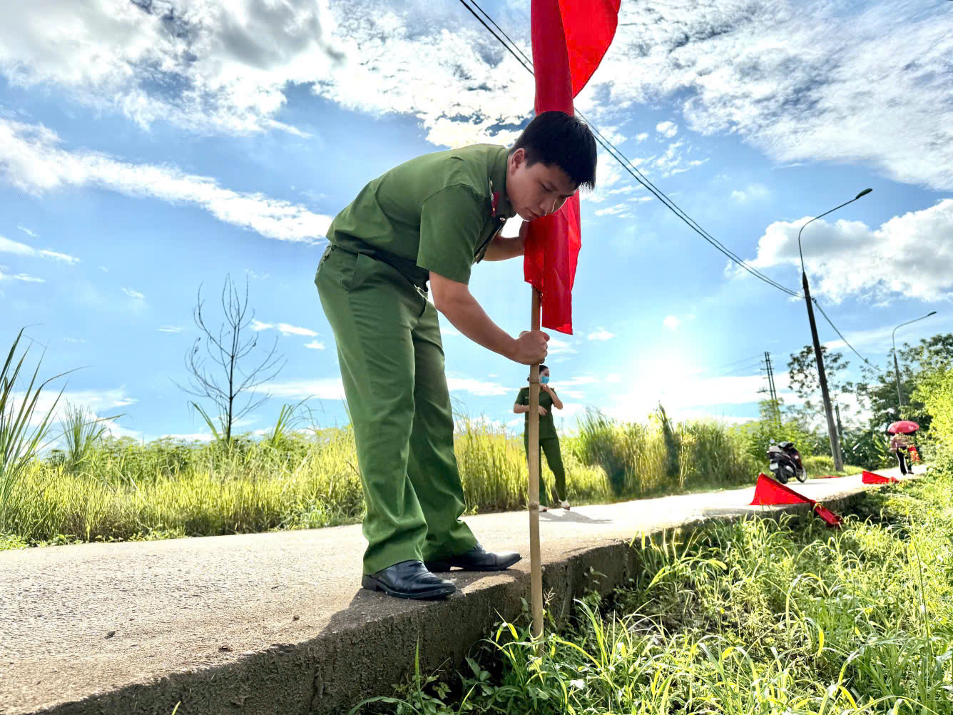 CÔNG AN PHƯỜNG NÔNG TIẾN HƯỞNG ỨNG “NGÀY CHỦ NHẬT XANH”
