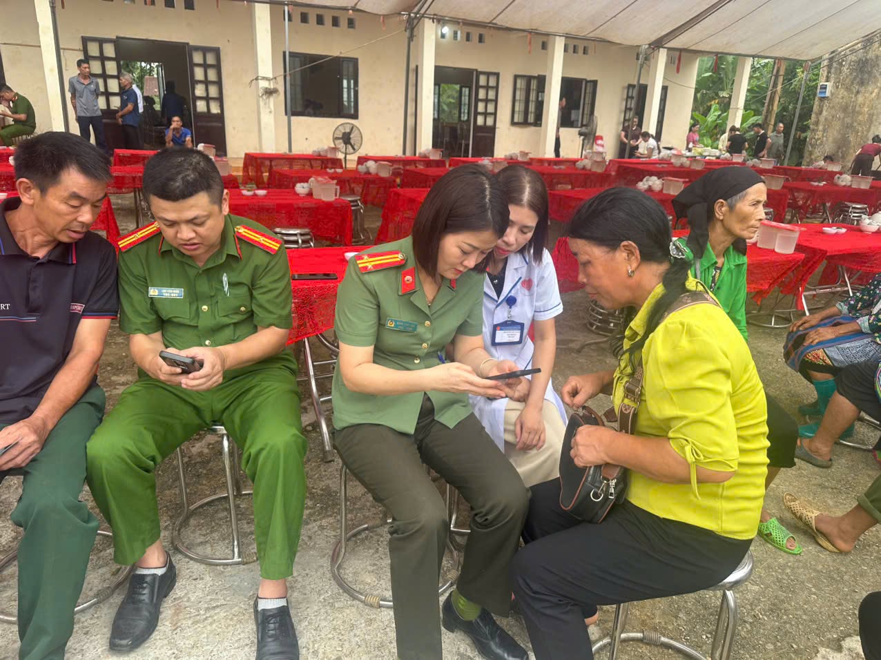 Công an xã Bạch Ngọc đẩy mạnh triển khai “chiến dịch mùa hè số cùng VNeID”, đồng hành cùng nhân dân thực hiện Đề án 06