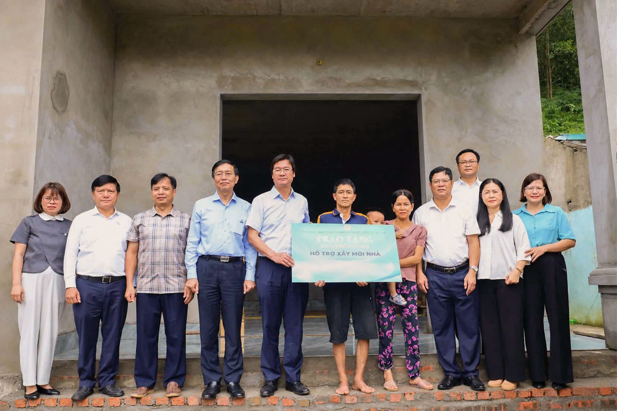 Công đoàn Tập đoàn Công nghiệp - Năng lượng Quốc gia Việt Nam (Petrovietnam) bàn giao nhà cho hộ dân bị ảnh hưởng thiên tại xã Tân Long