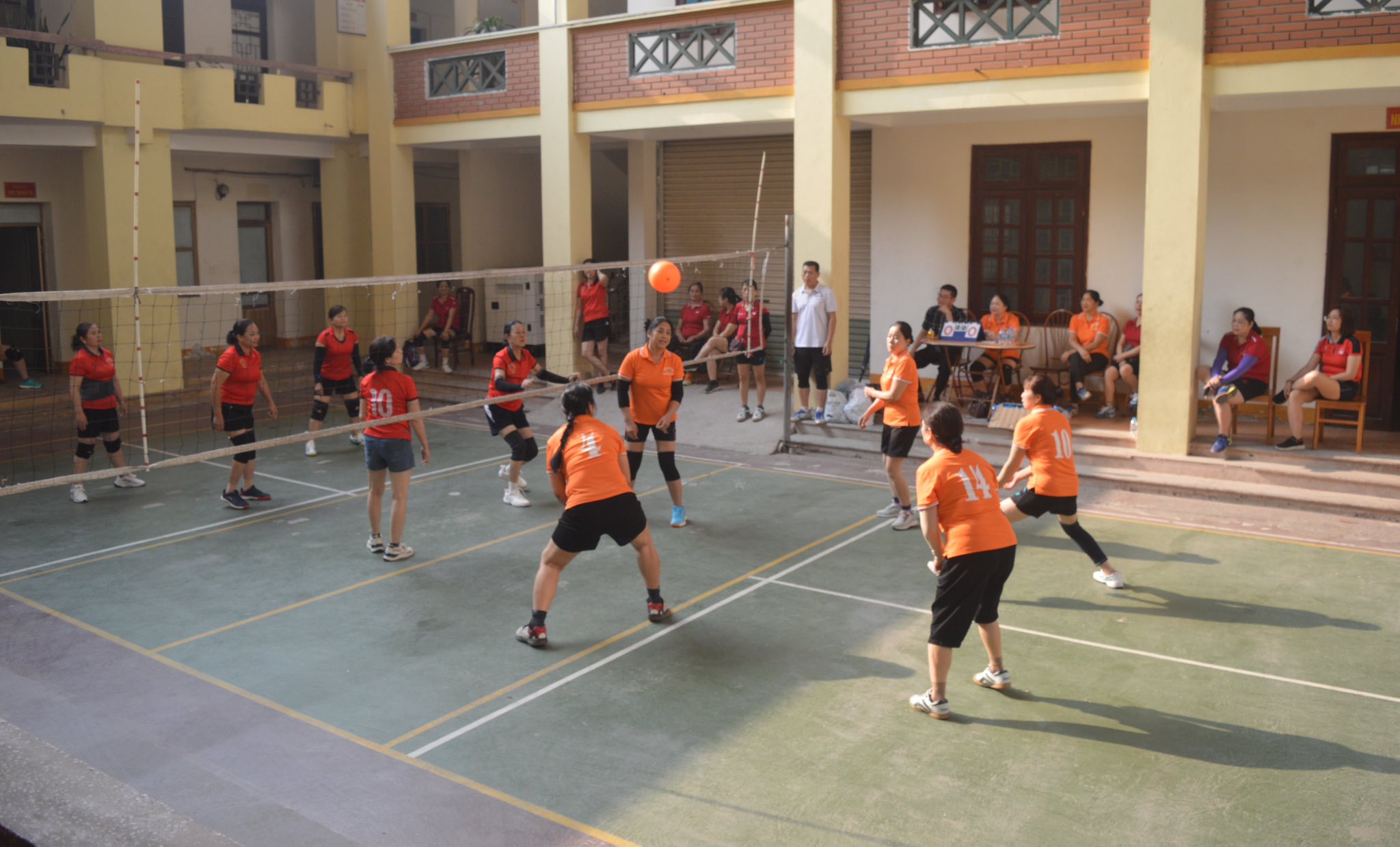 Chi hội Cựu Công an nhân dân Phường Hà Giang 2 tổ chức giao hữu bóng chuyền hơi