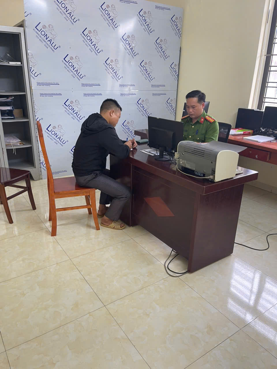 XỬ LÝ VI PHẠM HÀNH CHÍNH TRƯỜNG HỢP “BÁO CHỐT” CẢNH SÁT GIAO THÔNG