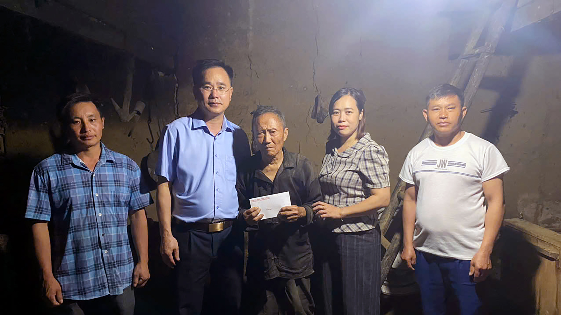 Phó Chủ tịch UBND xã Nguyễn Duy Khương thăm, tặng quà người cao tuổi