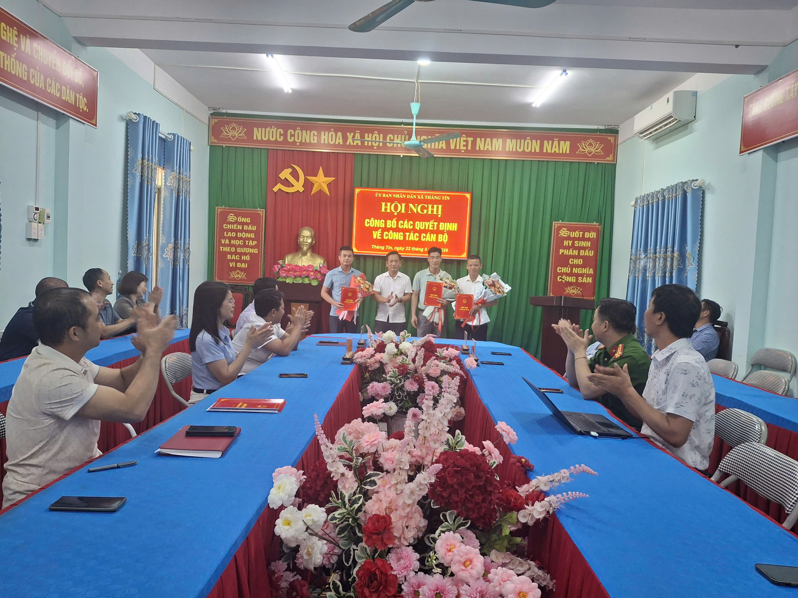 Xã Thàng Tín tổ chức Hội nghị công bố các quyết định về công tác cán bộ