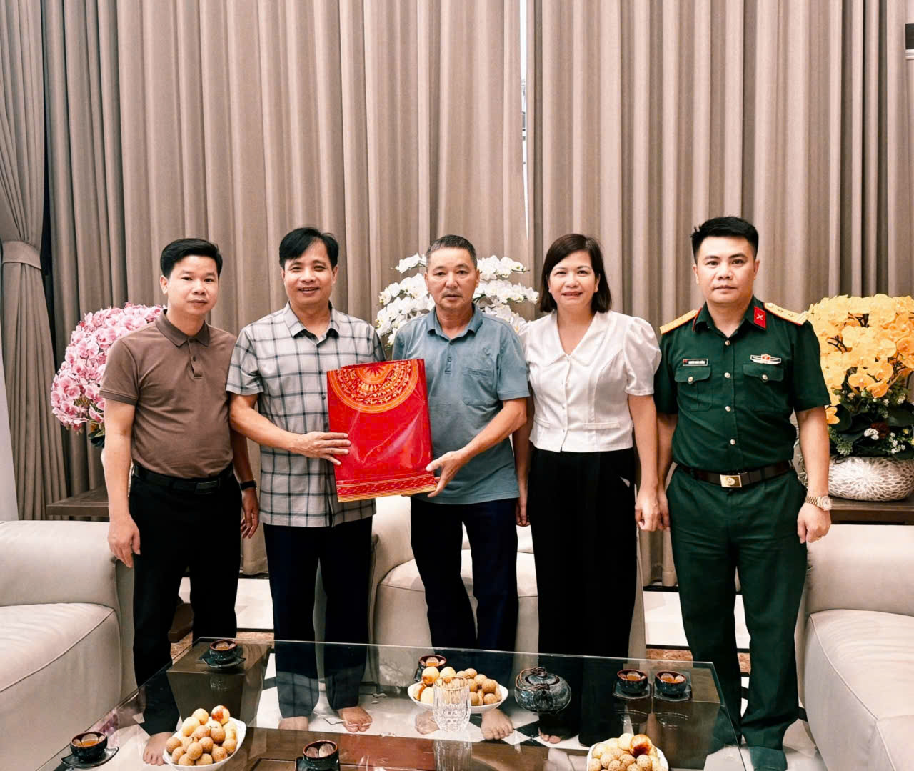 Xã Tân Long thăm hỏi, tặng quà người có uy tín trong đồng bào dân tộc thiểu số