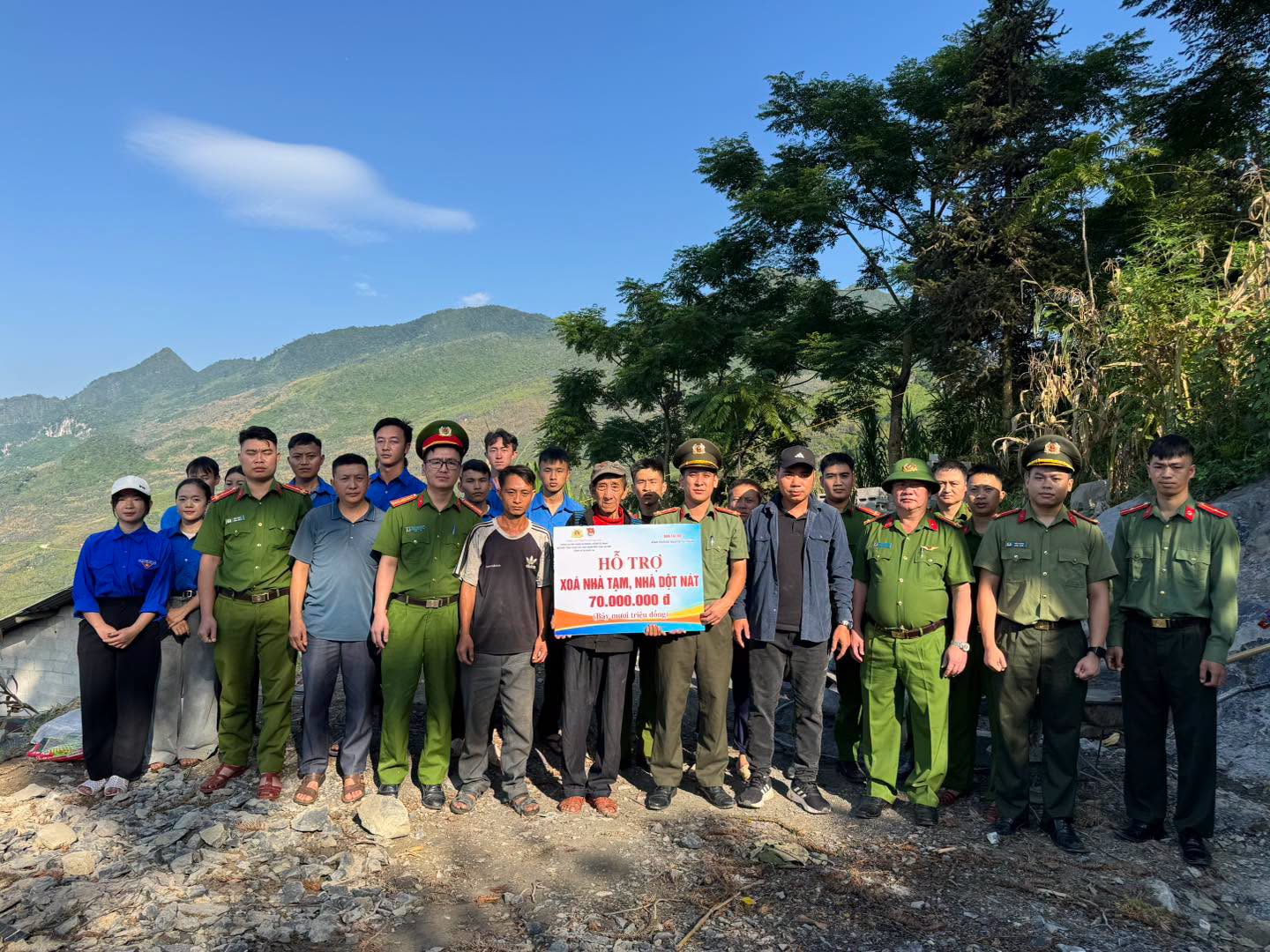 TUỔI TRẺ CÔNG AN TỈNH TUYÊN QUANG CHUNG TAY XÓA NHÀ TẠM, NHÀ DỘT NÁT