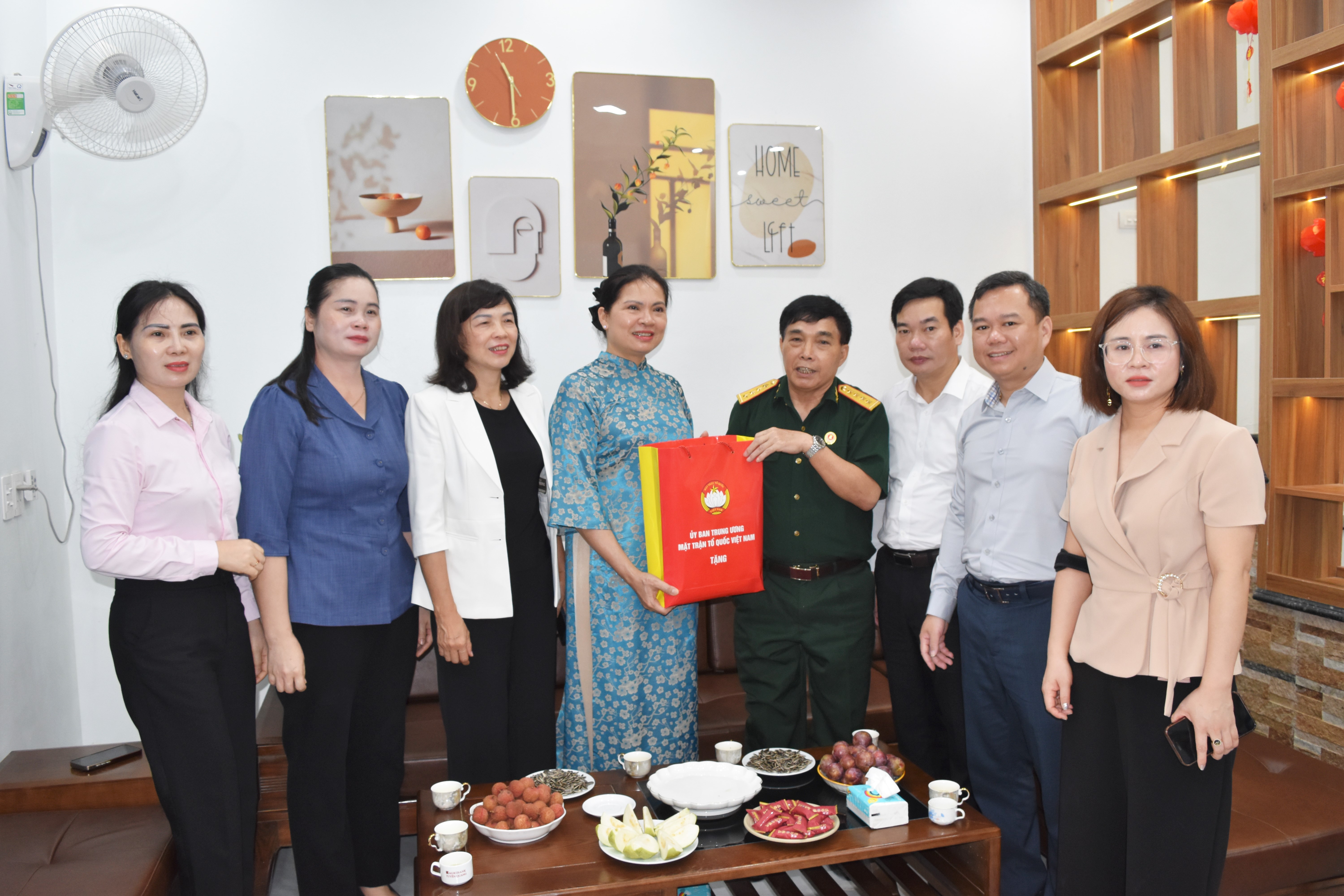 Đồng chí Hà Thị Nga, Ủy viên Ban Chấp hành Trung ương Đảng, Phó Chủ tịch Ủy ban Trung ương MTTQ Việt Nam đã thăm, tặng quà tri ân gia đình chính sách tại phường Minh Xuân, tỉnh Tuyên Quang