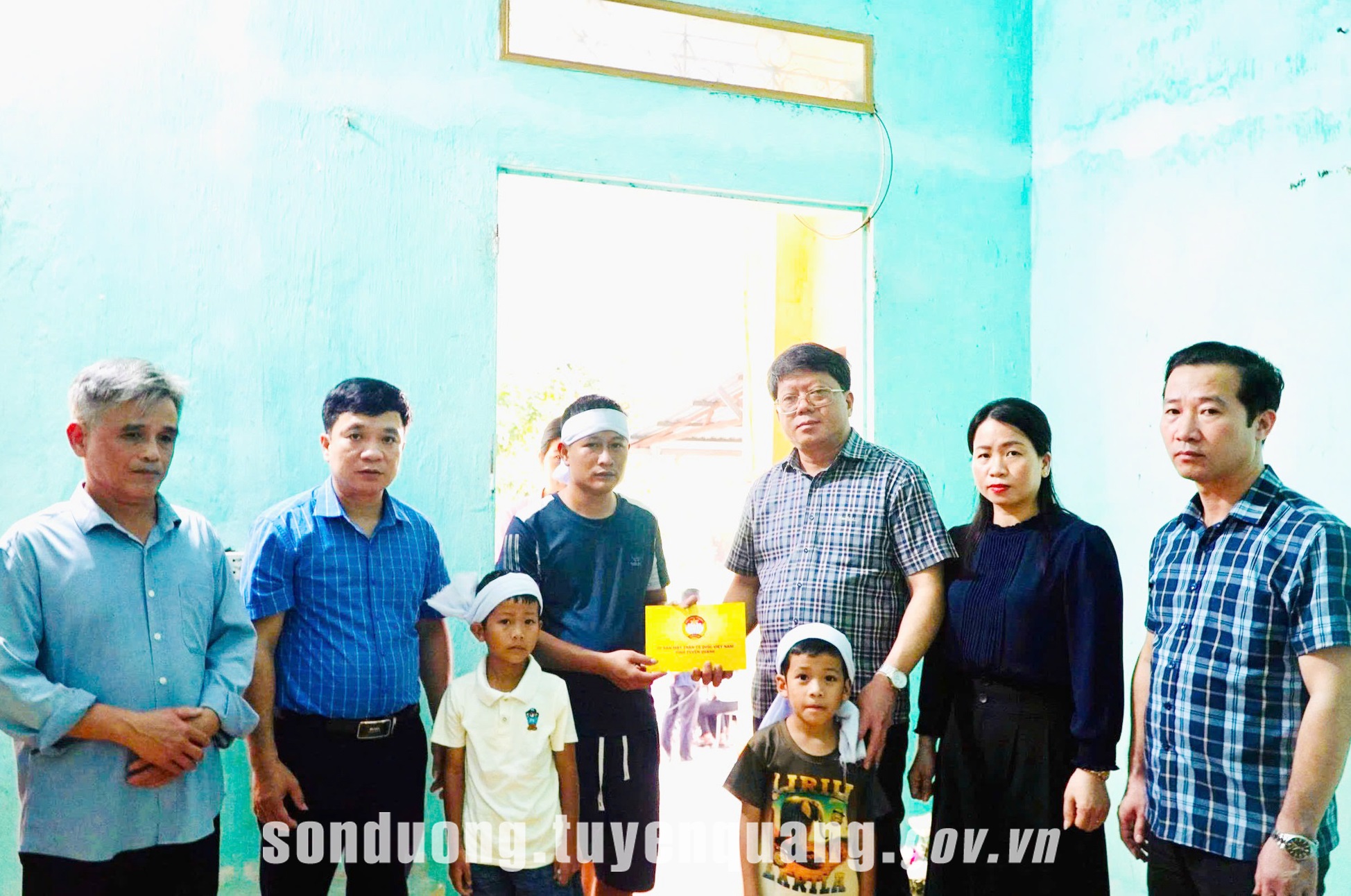 Lãnh đạo Ủy ban MTTQ Việt Nam tỉnh Tuyên Quang thăm hỏi gia đình có người thân bị lũ cuốn trôi tại xã Sơn Thủy