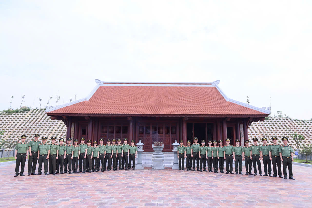 PHÒNG AN NINH KINH TẾ DÂNG HƯƠNG NHÂN KỶ NIỆM 73 NĂM NGÀY TRUYỀN THỐNG 