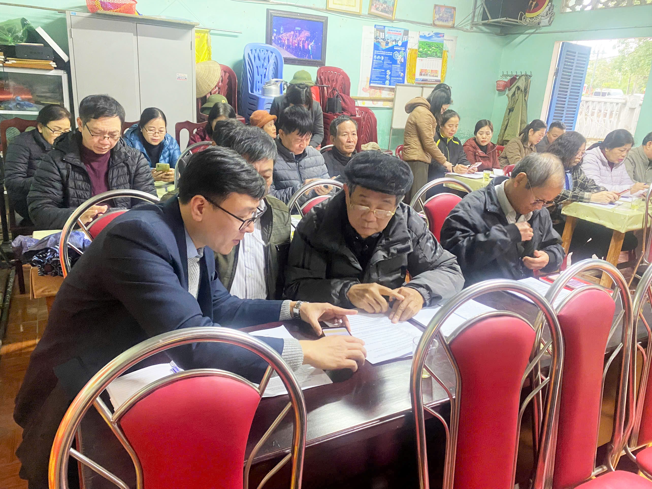 Tổ công nghệ số cộng đồng phường Minh Xuân hỗ trợ người dân tham gia khóa học trên nền tảng“ Bình dân học vụ số”