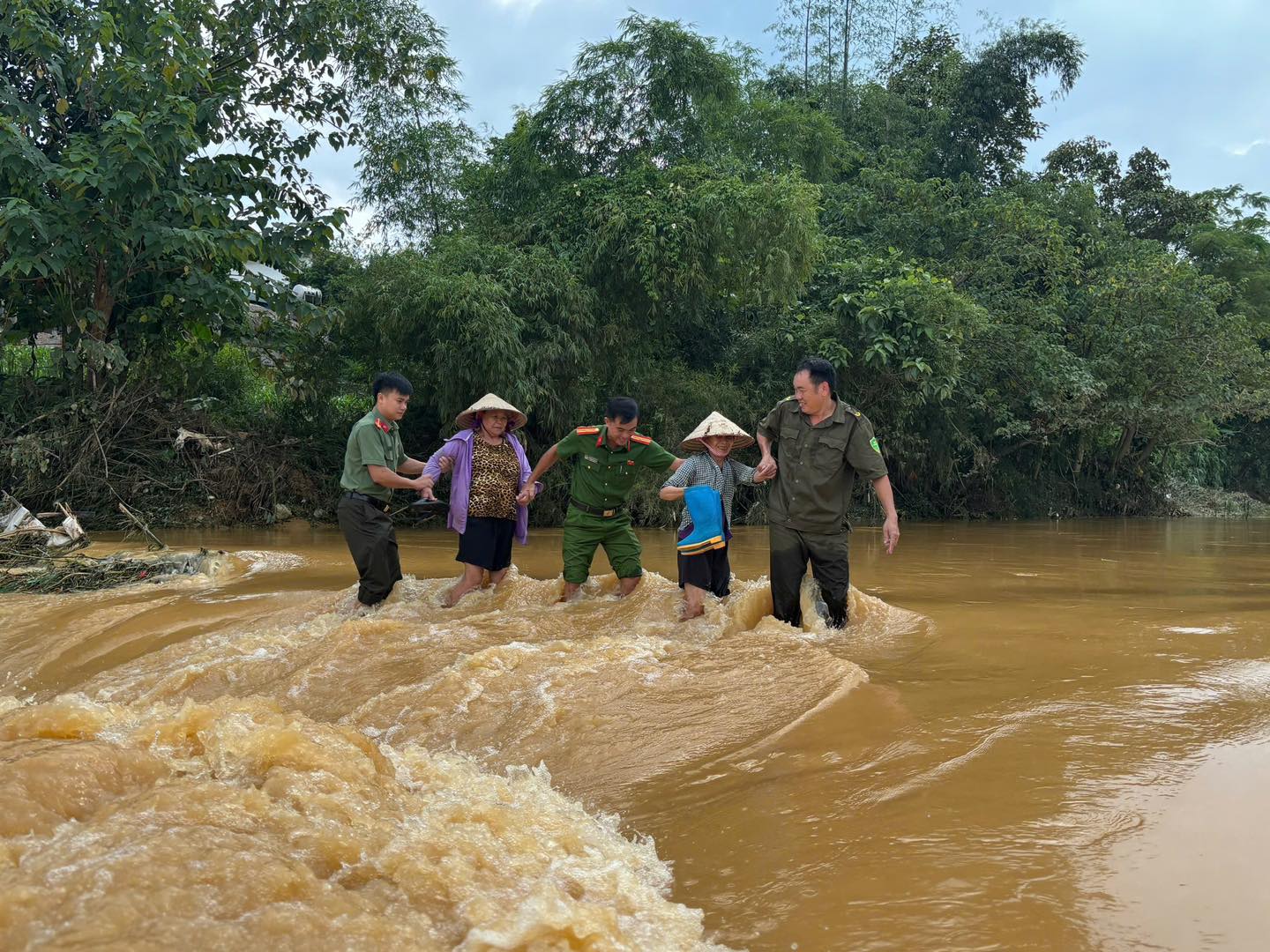 LỰC LƯỢNG CÔNG AN KHẨN TRƯƠNG HỖ TRỢ NHÂN DÂN KHẮC PHỤC HẬU QUẢ MƯA, LŨ
