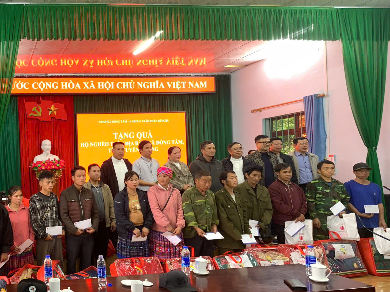 TRAO QUÀ TẾT CHO CÁC HỘ GIA ĐÌNH CÓ HOÀN CẢNH KHÓ KHĂN TRÊN ĐỊA BÀN XÃ ĐỒNG TÂM