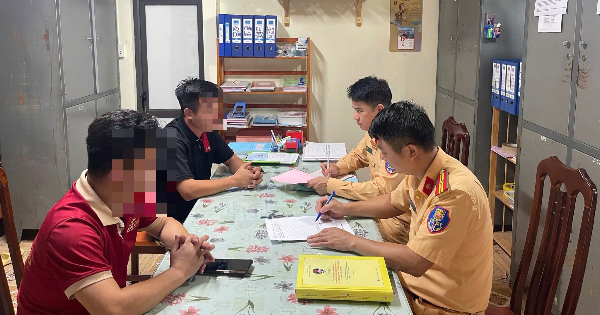 XỬ PHẠT 2 TÀI XẾ XE KHÁCH TRANH GIÀNH KHÁCH GÂY BỨC XÚC TRÊN MẠNG XÃ HỘI