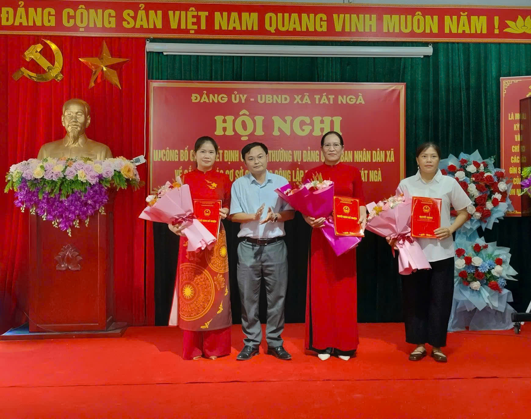 Tát Ngà công bố các quyết định về sắp xếp các cơ sở giáo dục công lập