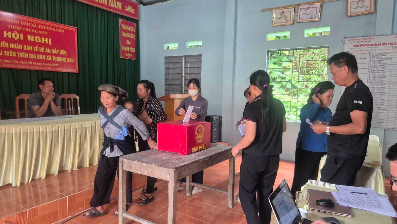 THÔN TRUNG SƠN TỔ CHỨC HỘI NGHỊ LẤY Ý KIẾN NHÂN DÂN VỀ DỰ THẢO ĐỀ ÁN SẮP XẾP, TỔ CHỨC LẠI THÔN TRÊN ĐỊA BÀN XÃ THƯỢNG SƠN