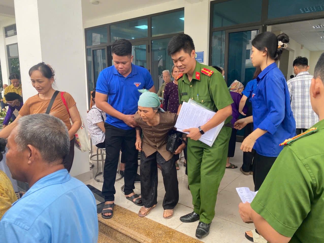 MỆNH LỆNH TỪ TRÁI TIM - CÔNG AN XÃ TRUNG SƠN ĐỒNG HÀNH CÙNG CÁC GIA ĐÌNH LIỆT SĨ TRONG CÔNG TÁC LẤY MẪU SINH PHẨM ADN