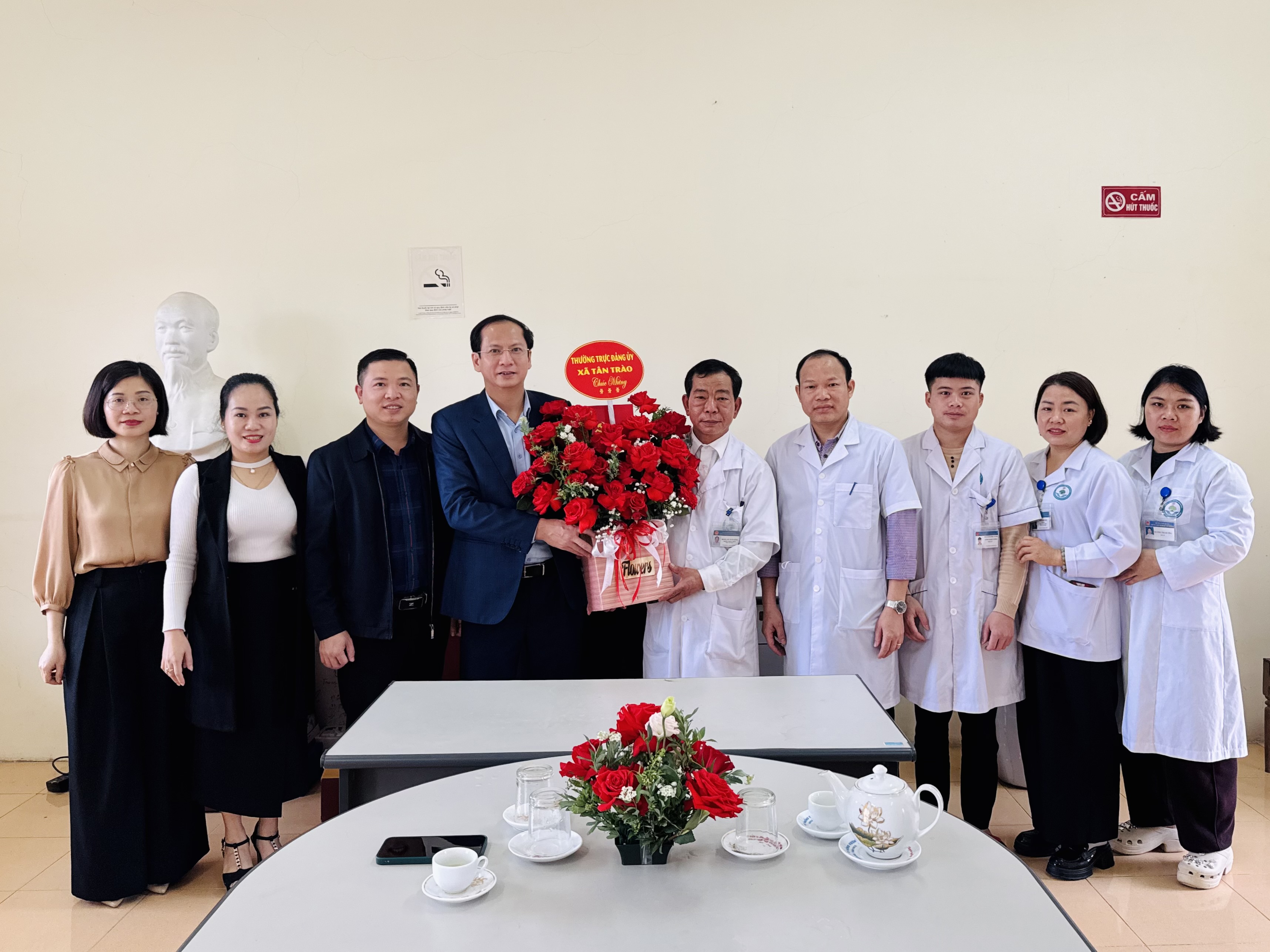 Bí thư Đảng ủy xã Tân Trào chúc mừng Trạm Y tế xã nhân Ngày Thầy thuốc Việt Nam 27/2