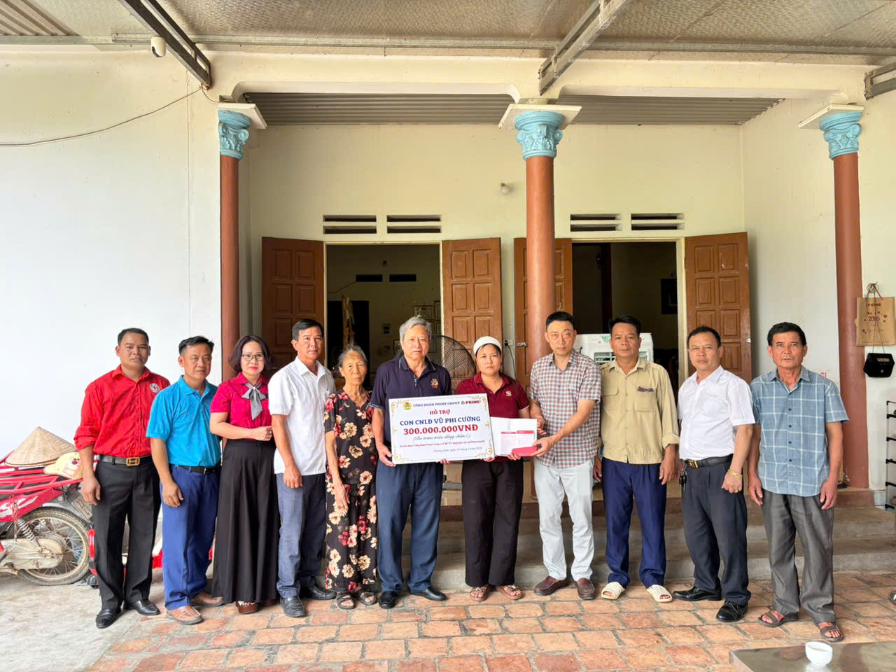 XÃ PHÚ LƯƠNG THĂM HỎI, ĐỘNG VIÊN GIA ĐÌNH CÓ NGƯỜI THÂN TỬ VONG DO TAI NẠN LAO ĐỘNG