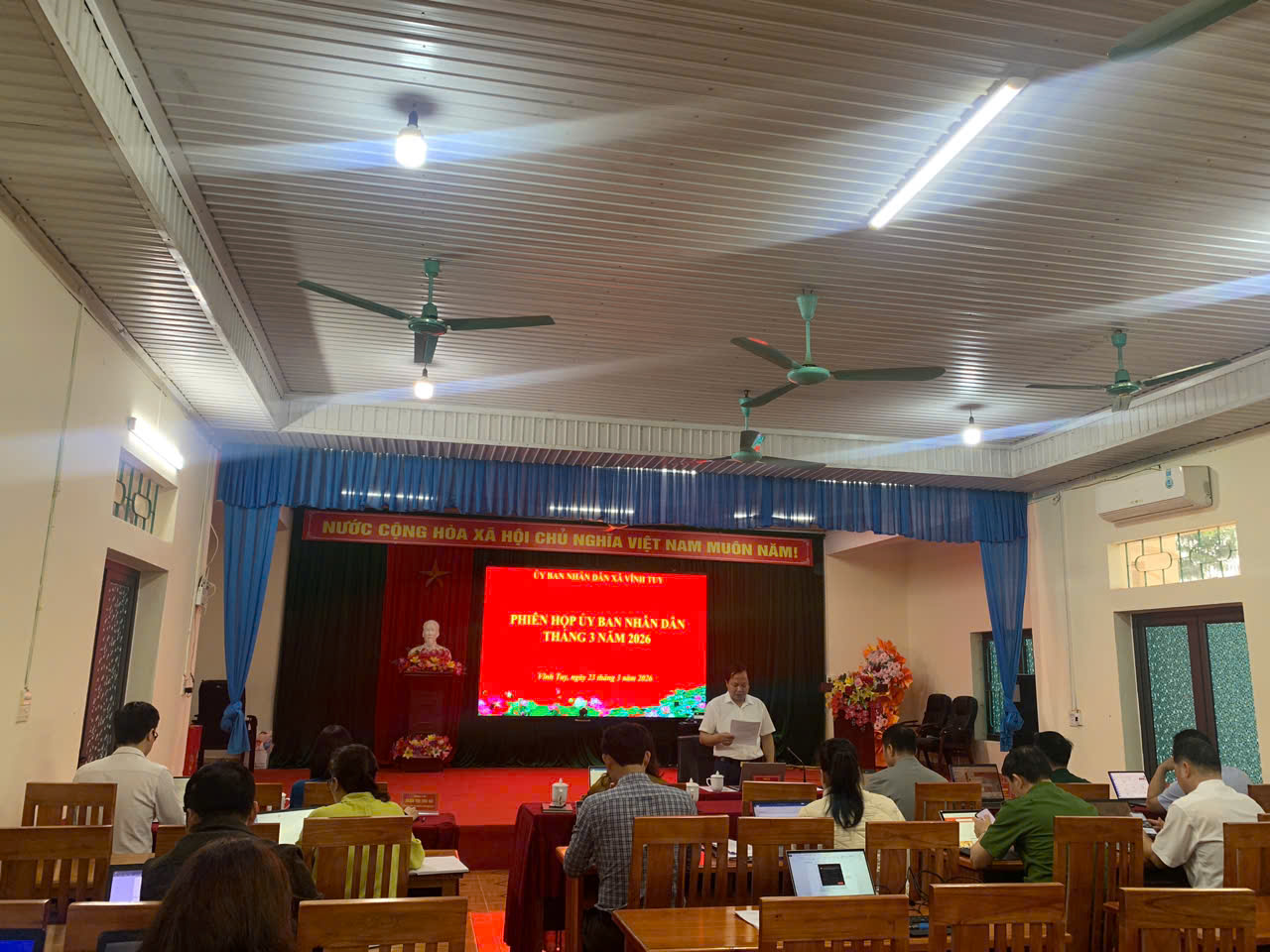 Họp UBND x&atilde;2.jpg