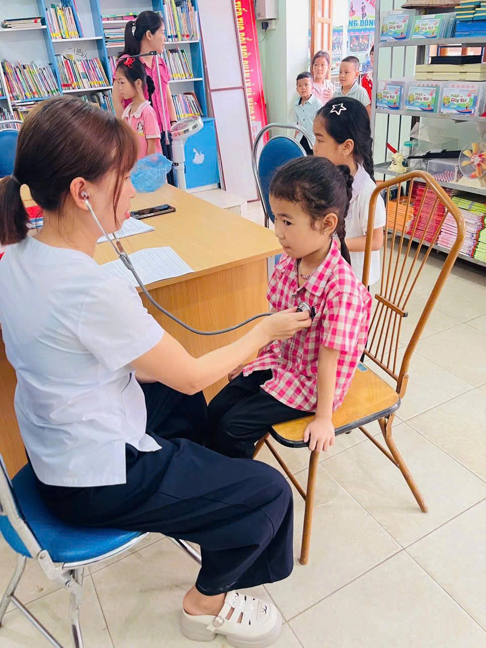 Khám sức khỏe định kỳ cho học sinh tại các trường học trên địa bàn