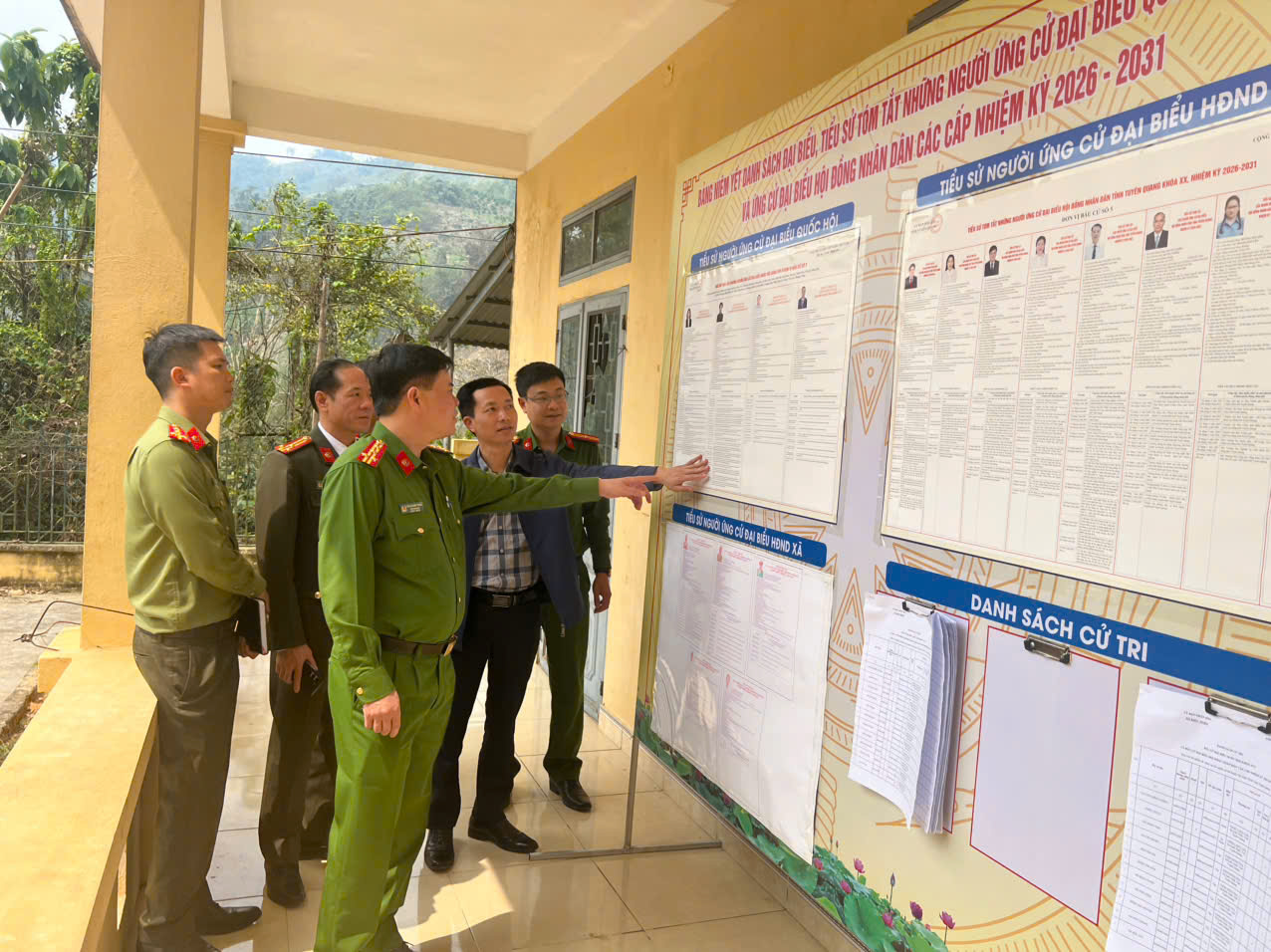 PHÓ GIÁM ĐỐC CÔNG AN TỈNH KIỂM TRA CÔNG TÁC BẢO ĐẢM AN NINH, TRẬT TỰ TẠI CÁC KHU VỰC BỎ PHIẾU TRÊN ĐỊA BÀN XÃ KIẾN THIẾT