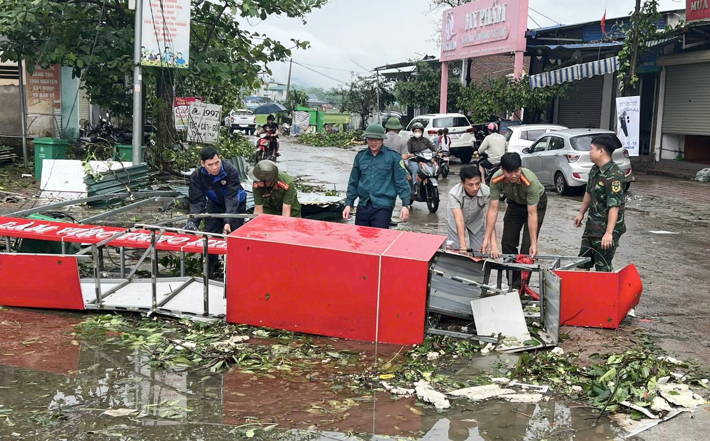 LỰC LƯỢNG CÔNG AN NHANH CHÓNG HỖ TRỢ KHẮC PHỤC HẬU QUẢ DO THIÊN TAI GÂY RA 